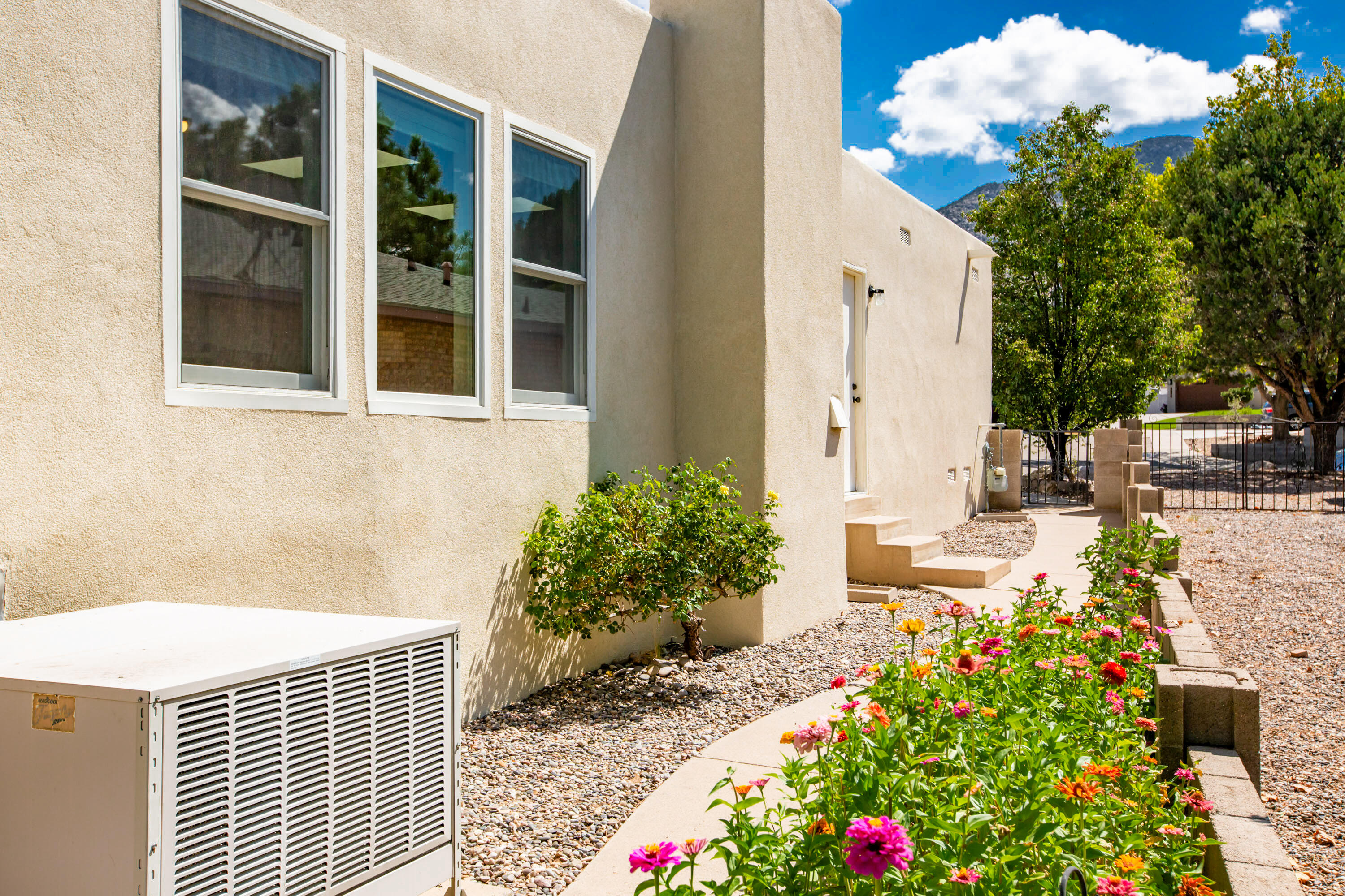 4015 CALLE PINO NE