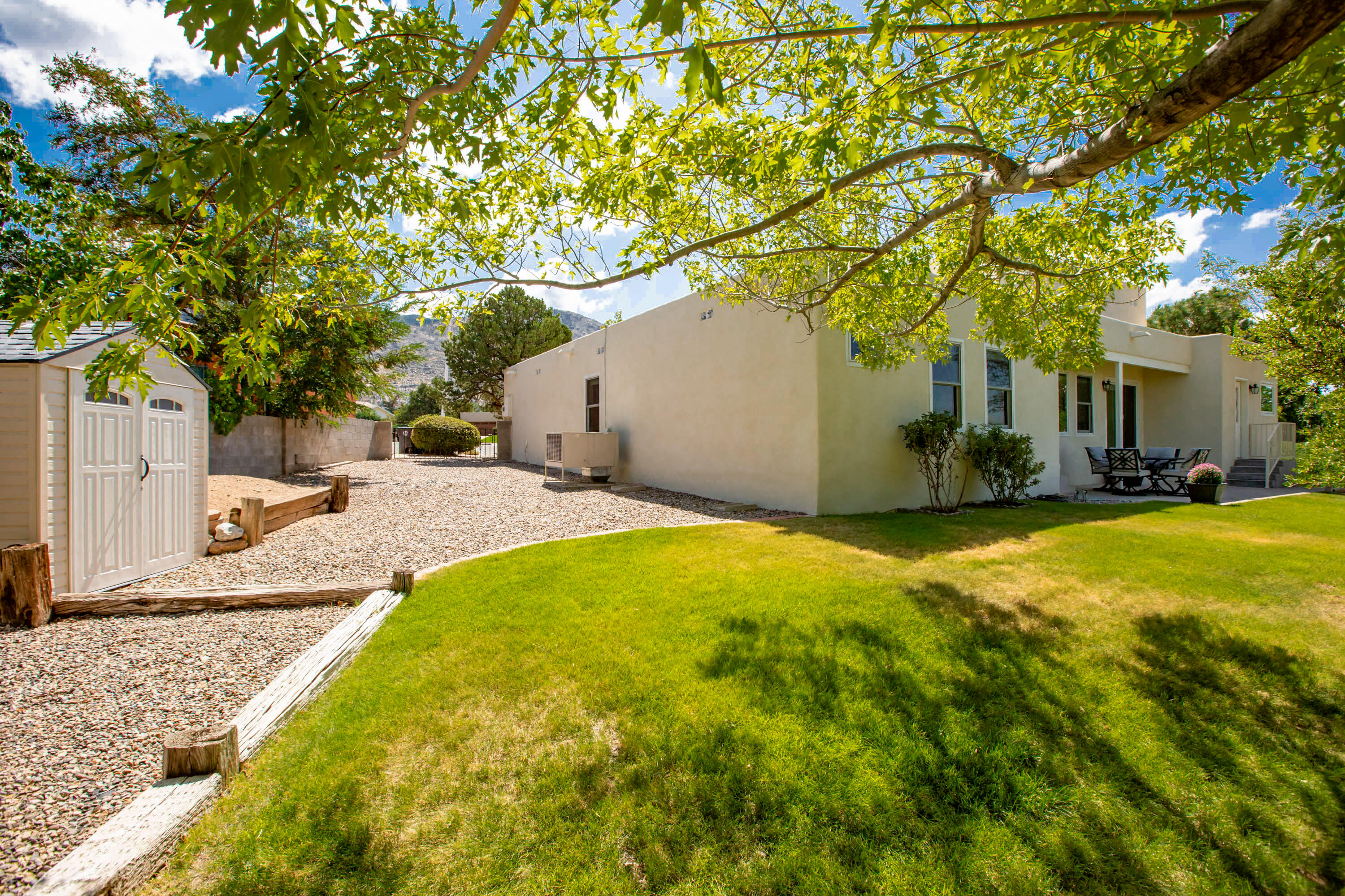 4015 CALLE PINO NE