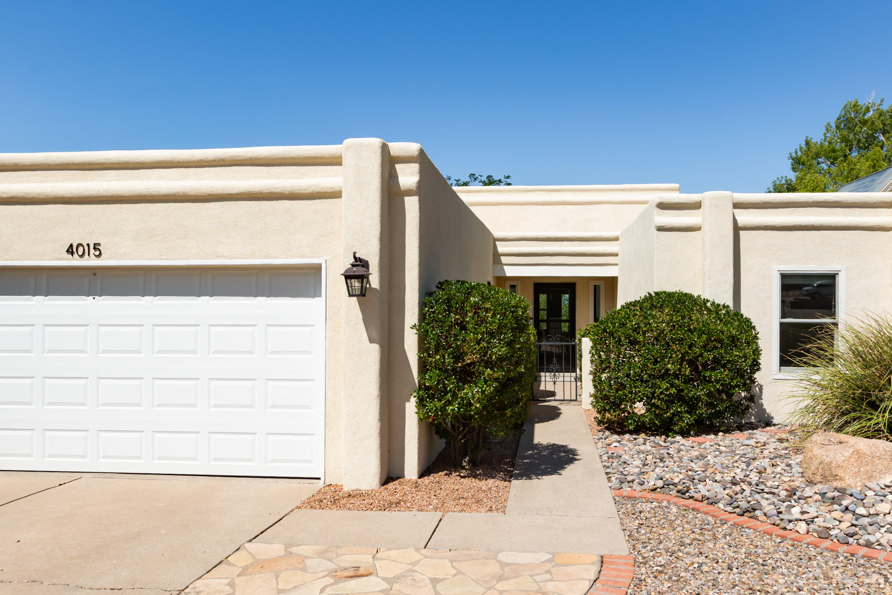 4015 CALLE PINO NE
