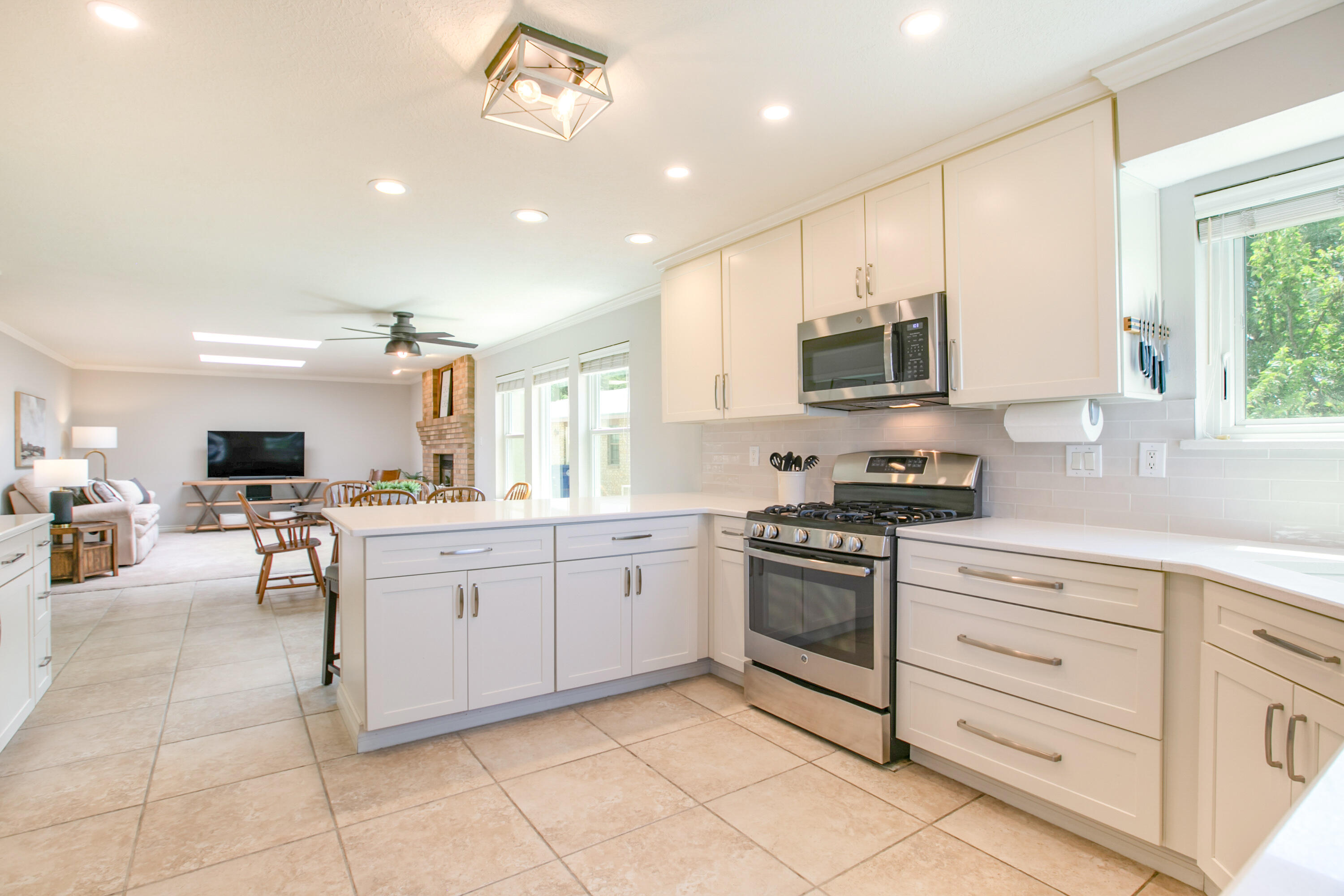 4015 CALLE PINO NE
