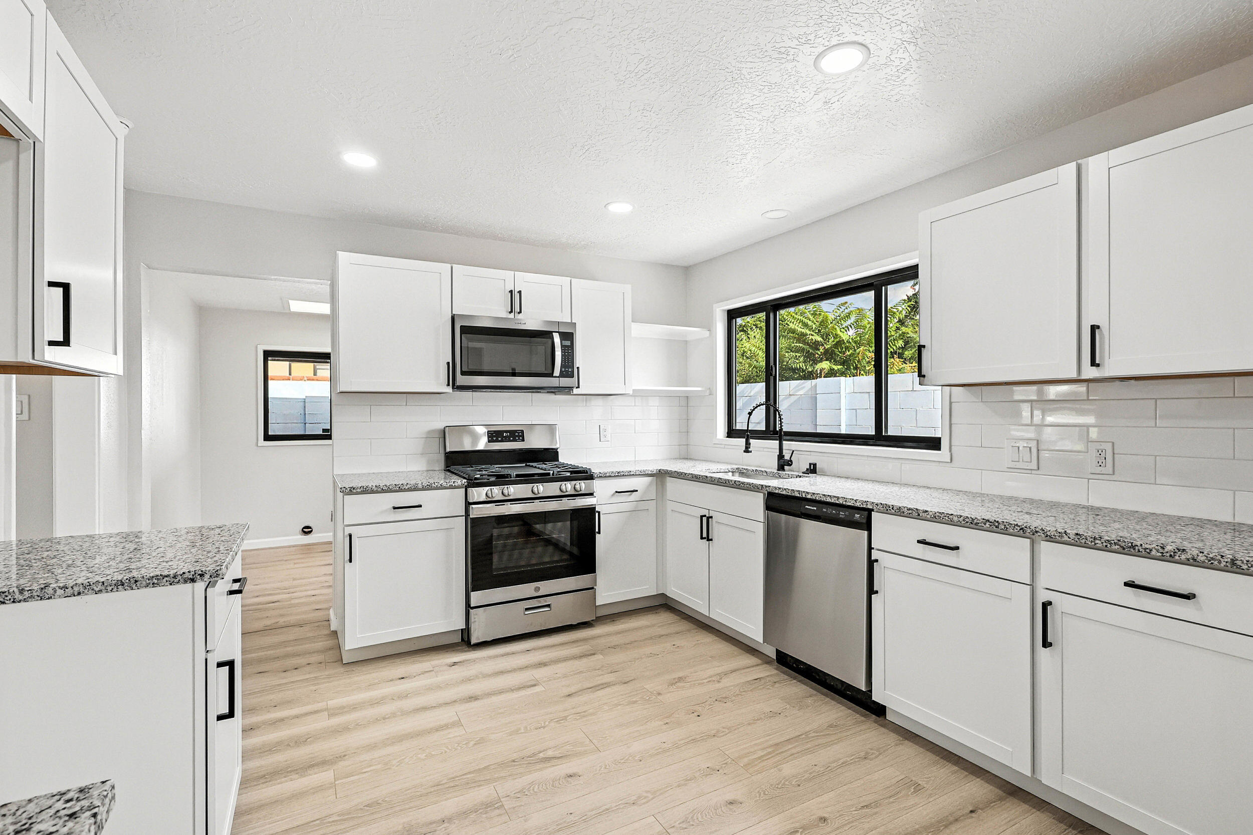 8004 HANNETT Avenue NE