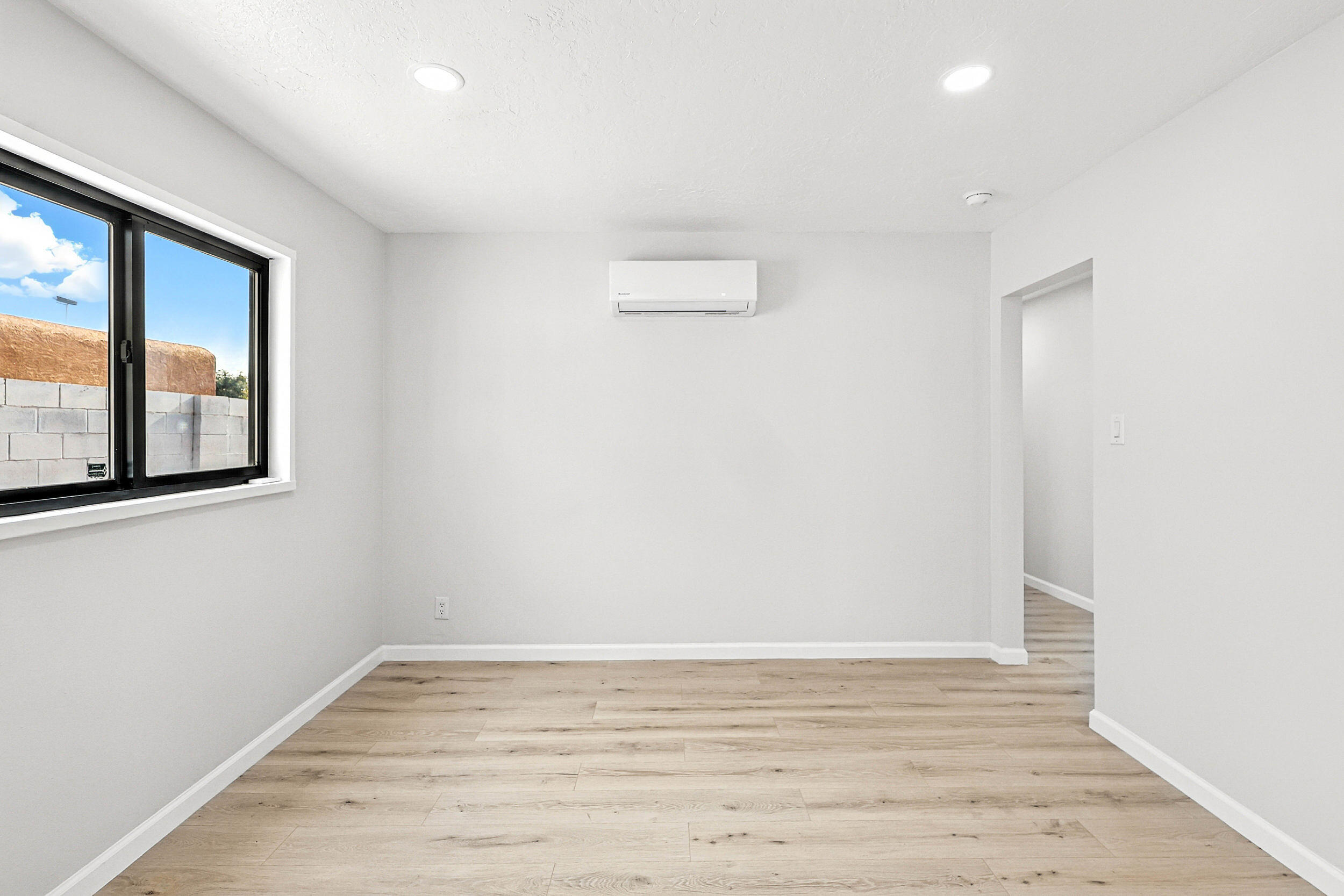 8004 HANNETT Avenue NE