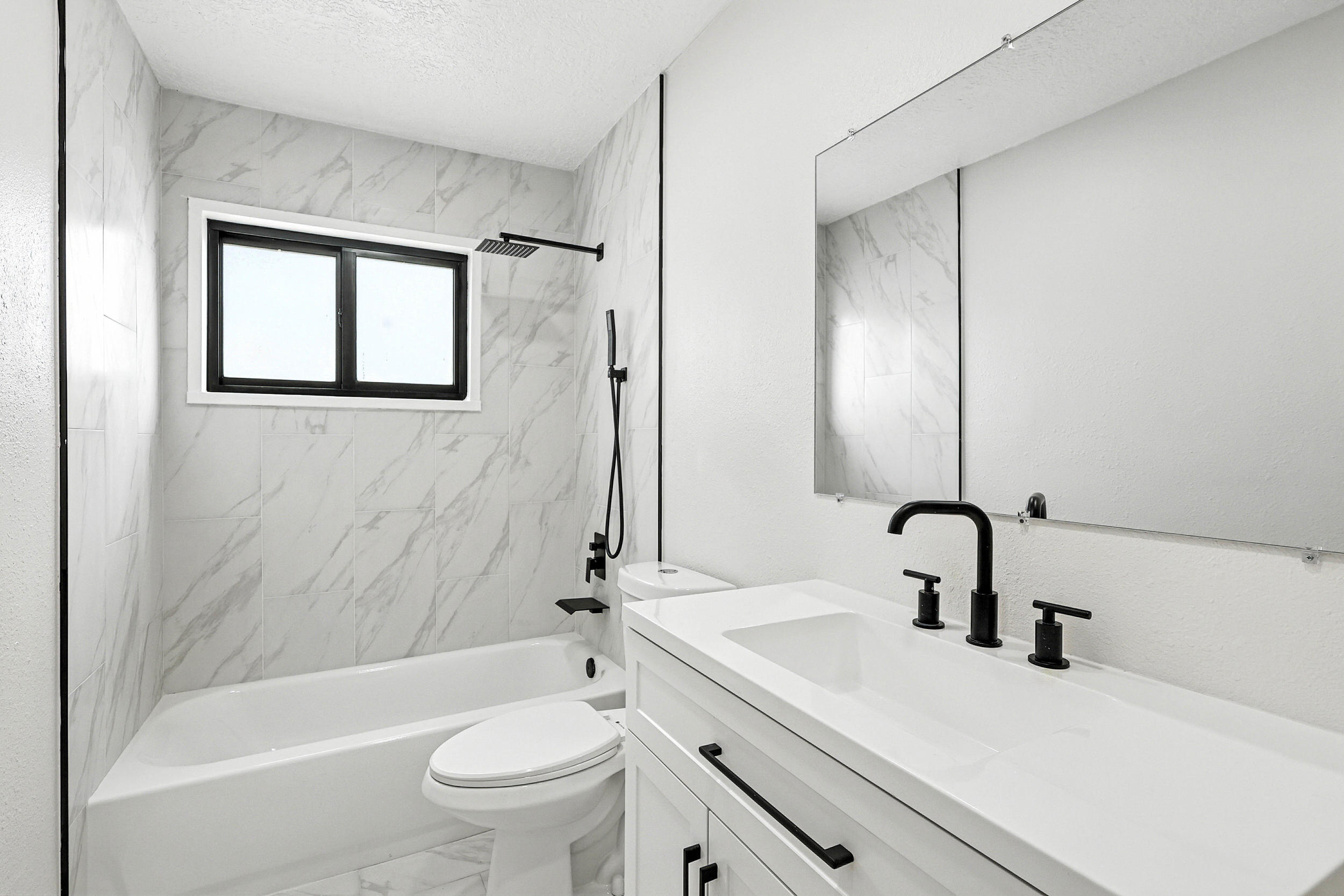 8004 HANNETT Avenue NE