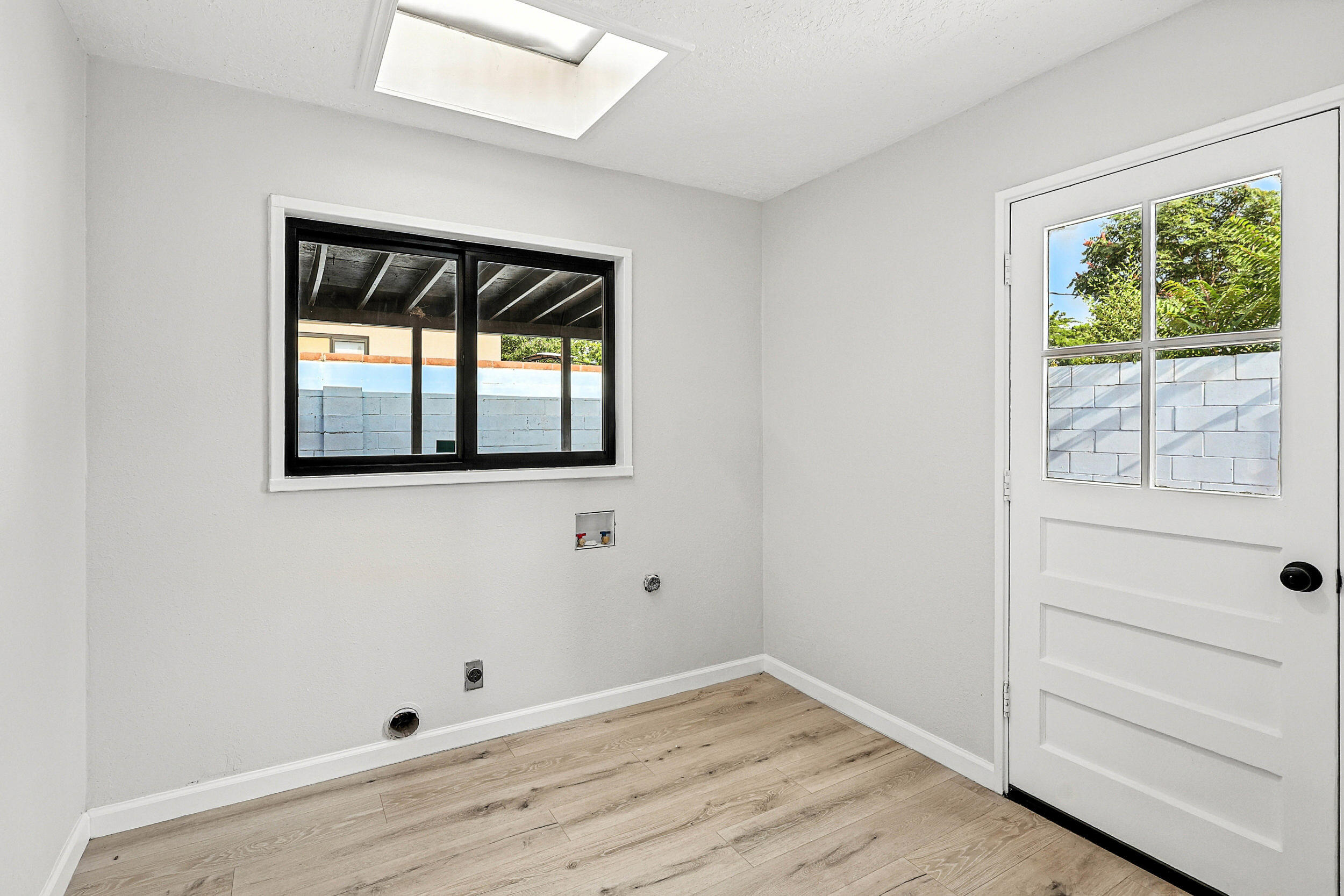 8004 HANNETT Avenue NE