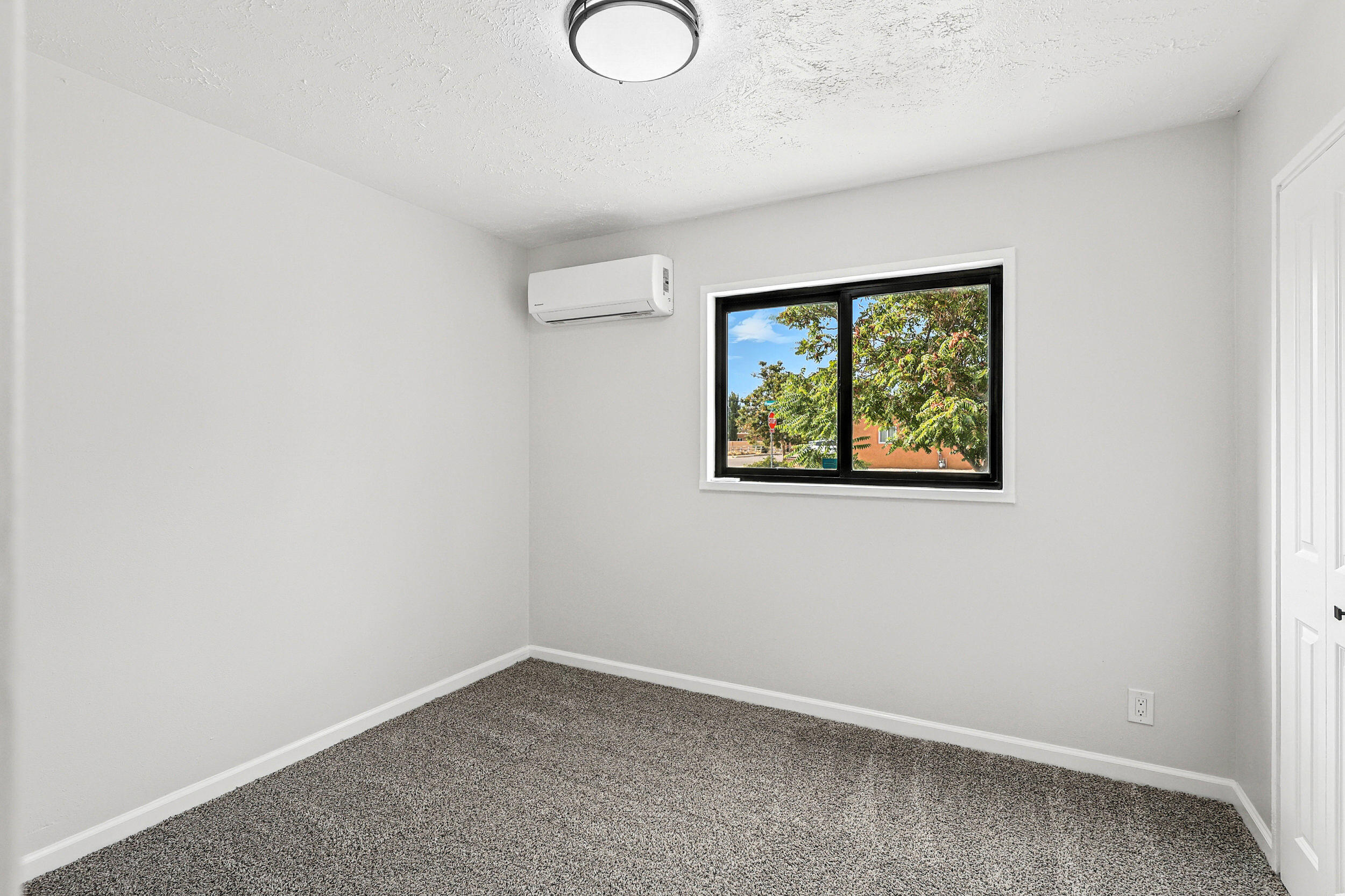 8004 HANNETT Avenue NE