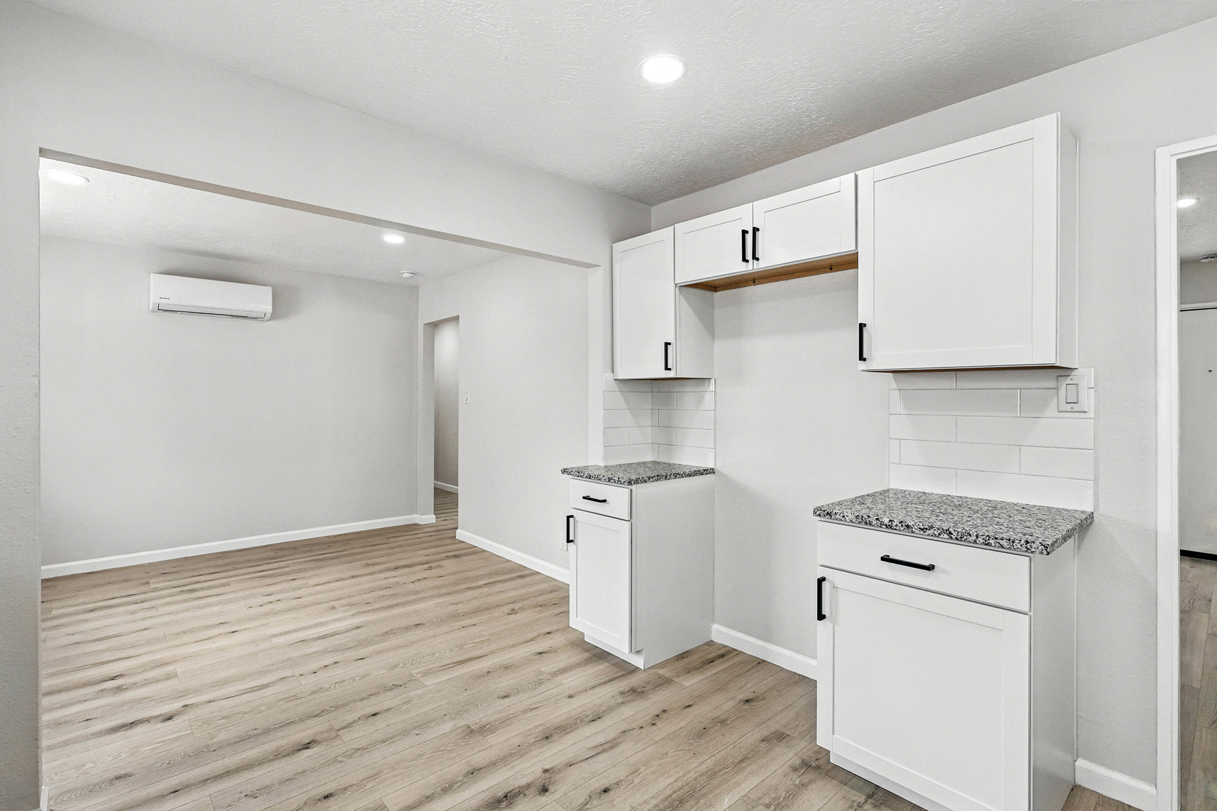 8004 HANNETT Avenue NE