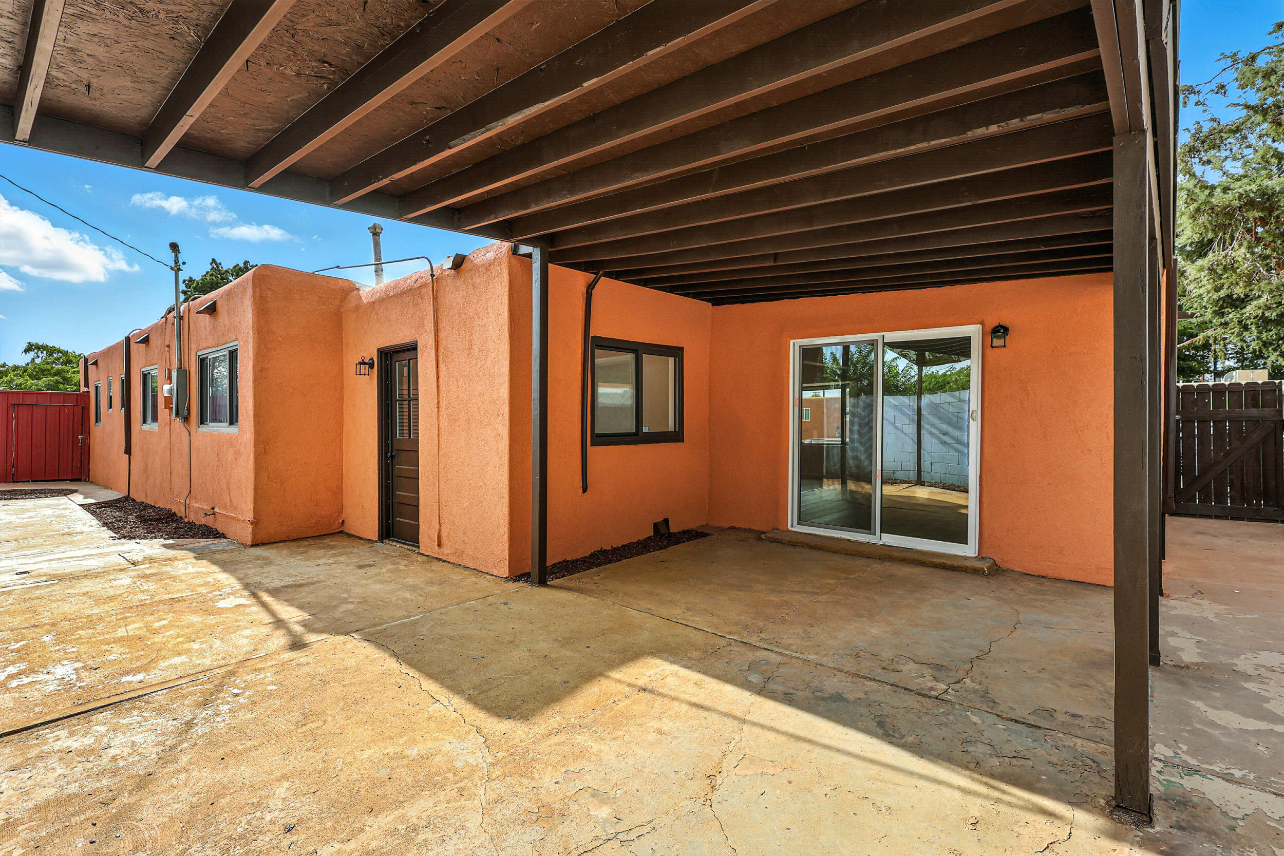 8004 HANNETT Avenue NE