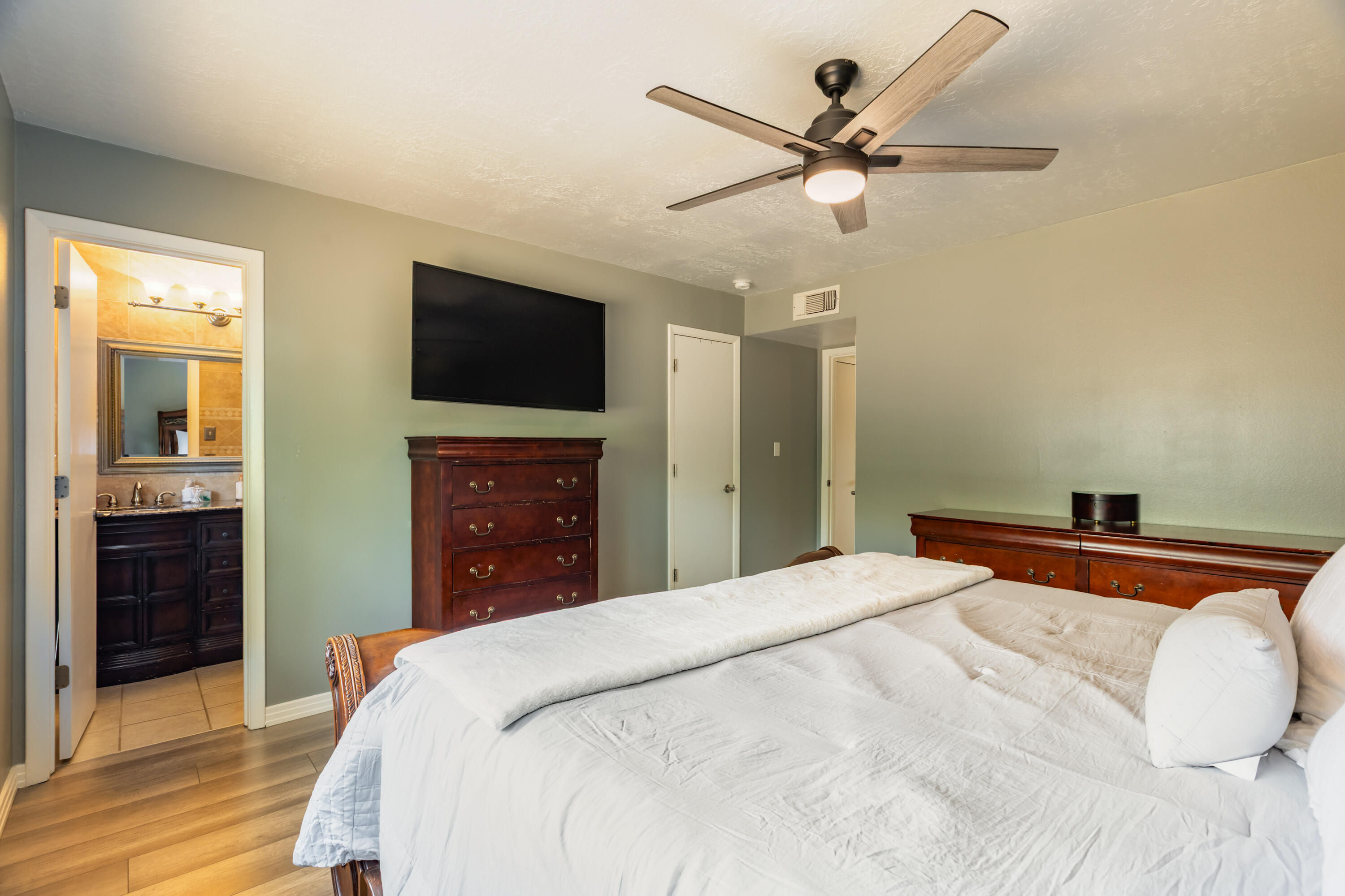 10817 LOWE Street NE