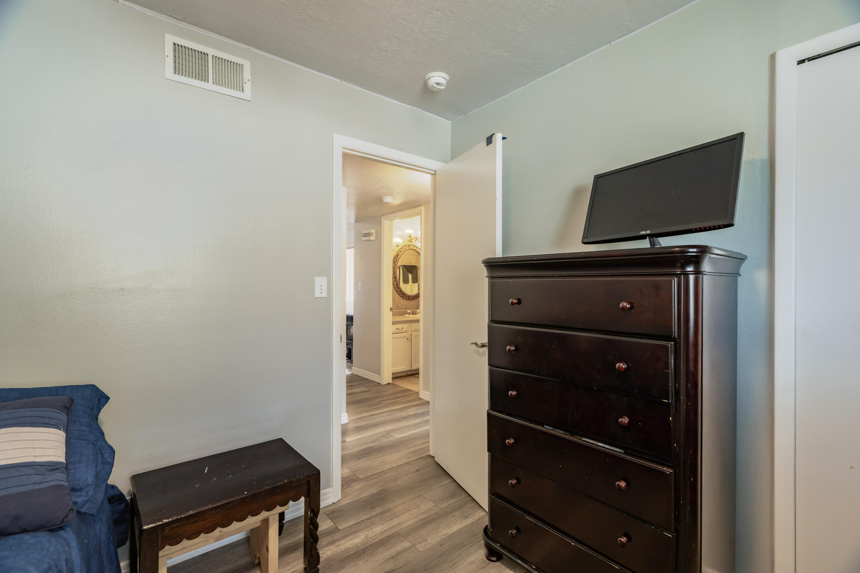 10817 LOWE Street NE