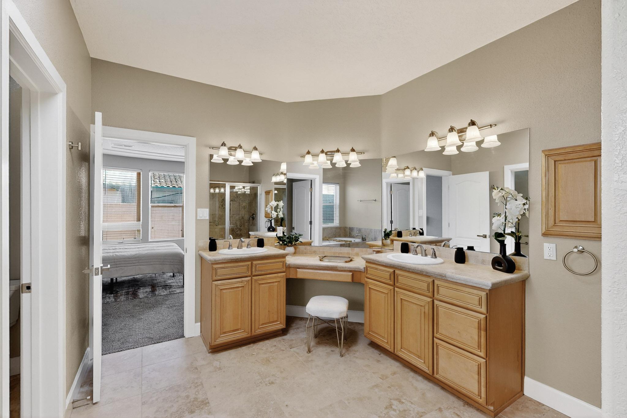 5916 S SANDIA Court NE