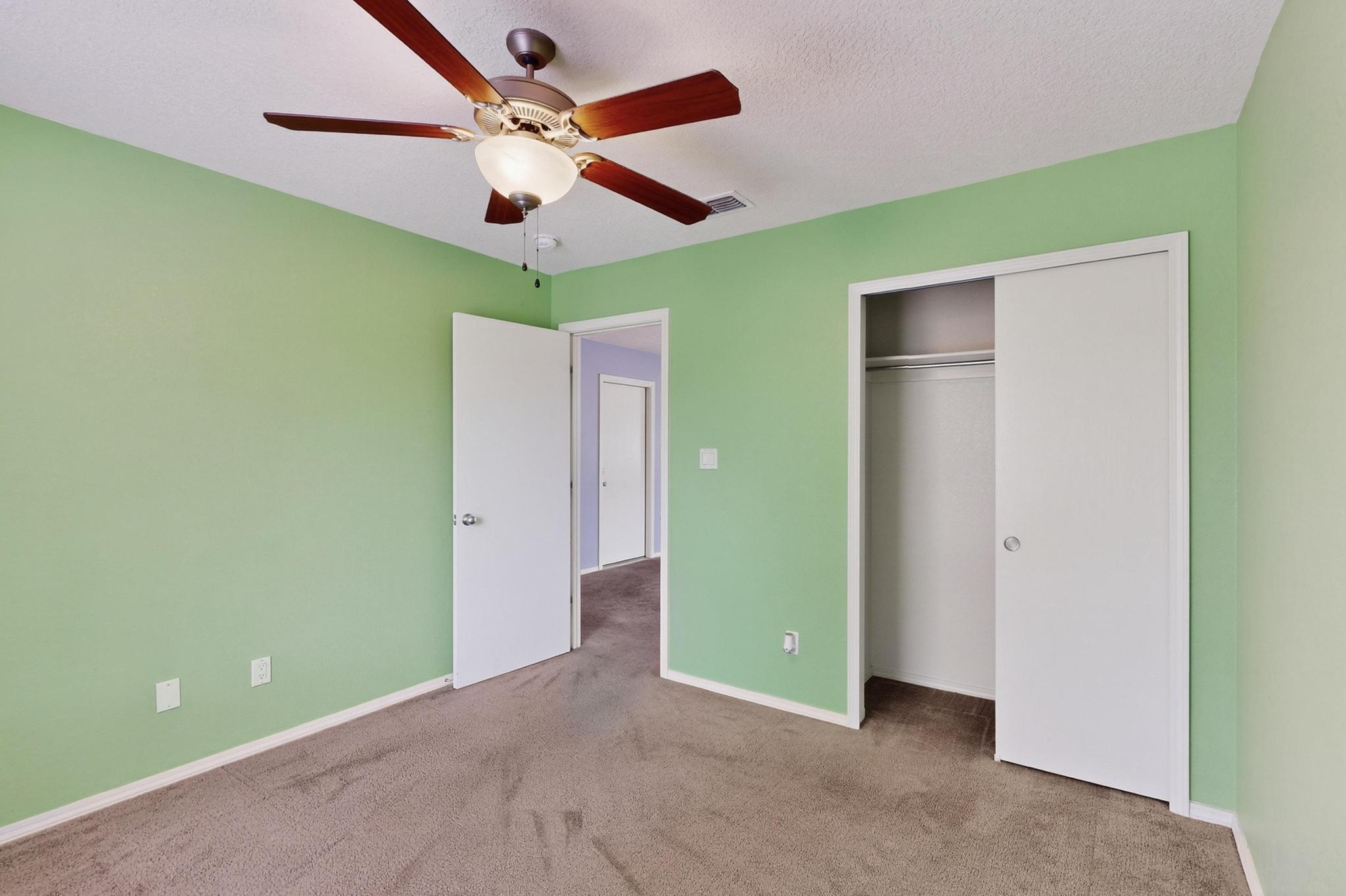 107 OAKWOOD Court SW