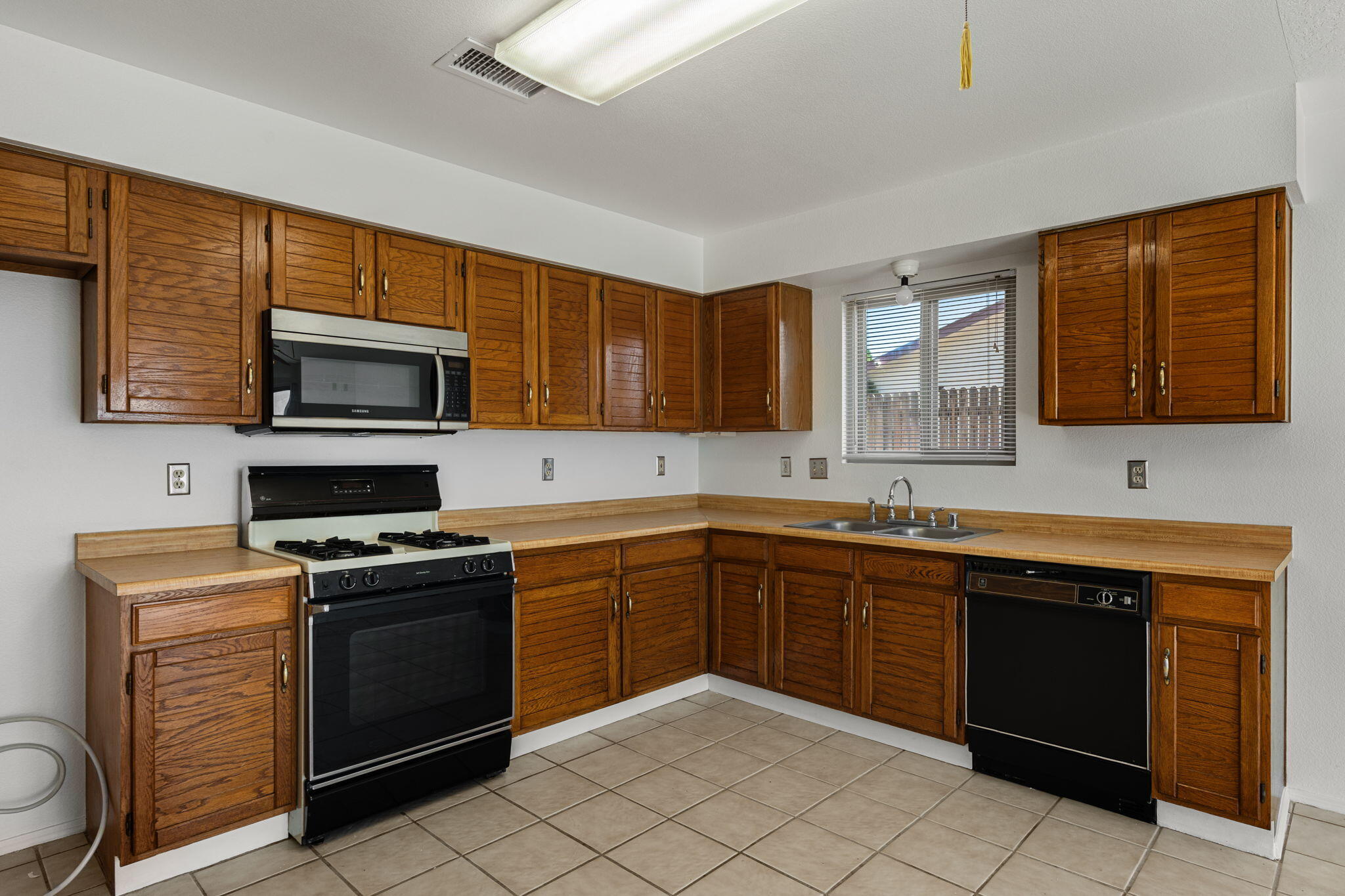 4340 PUMICE Drive NE