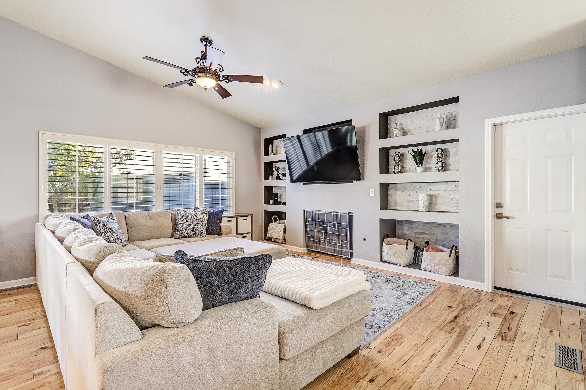 5905 MIMOSA Place NE