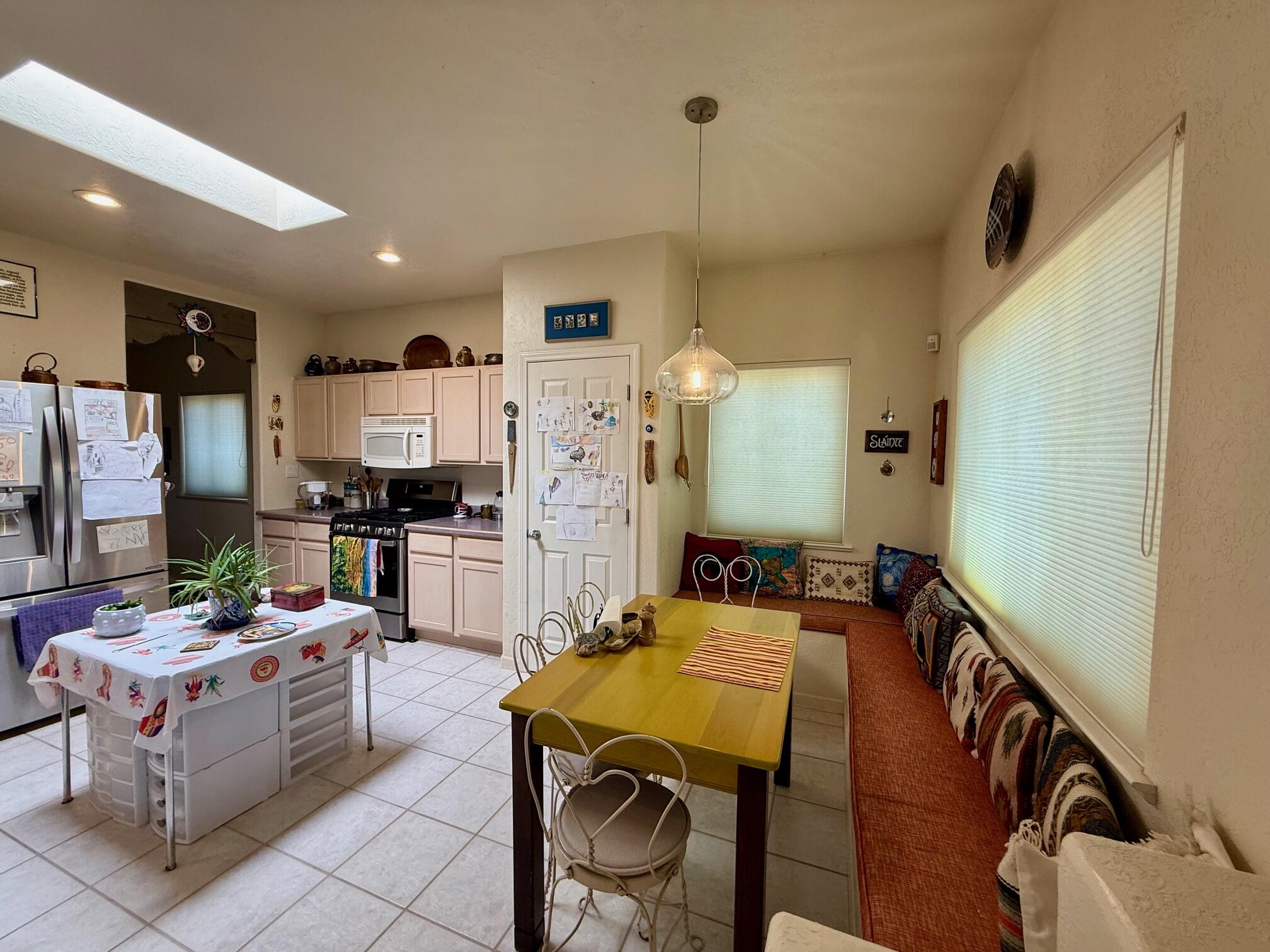860 ACAPULCO Road NE