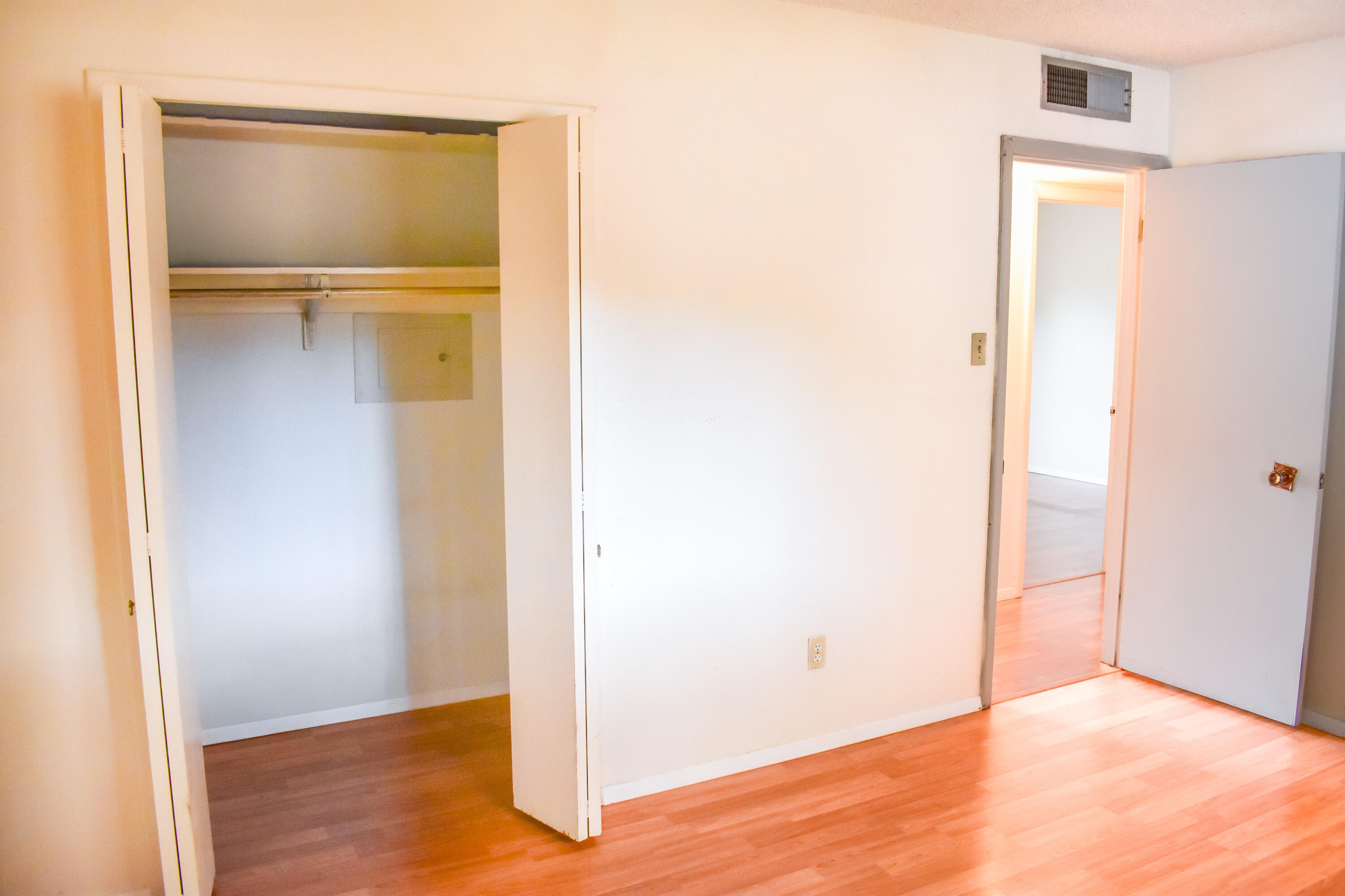 11521 VERSAILLES Avenue NE