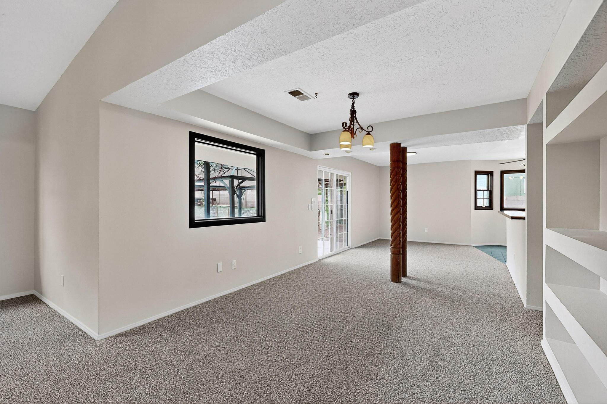 404 PYRITE Drive NE