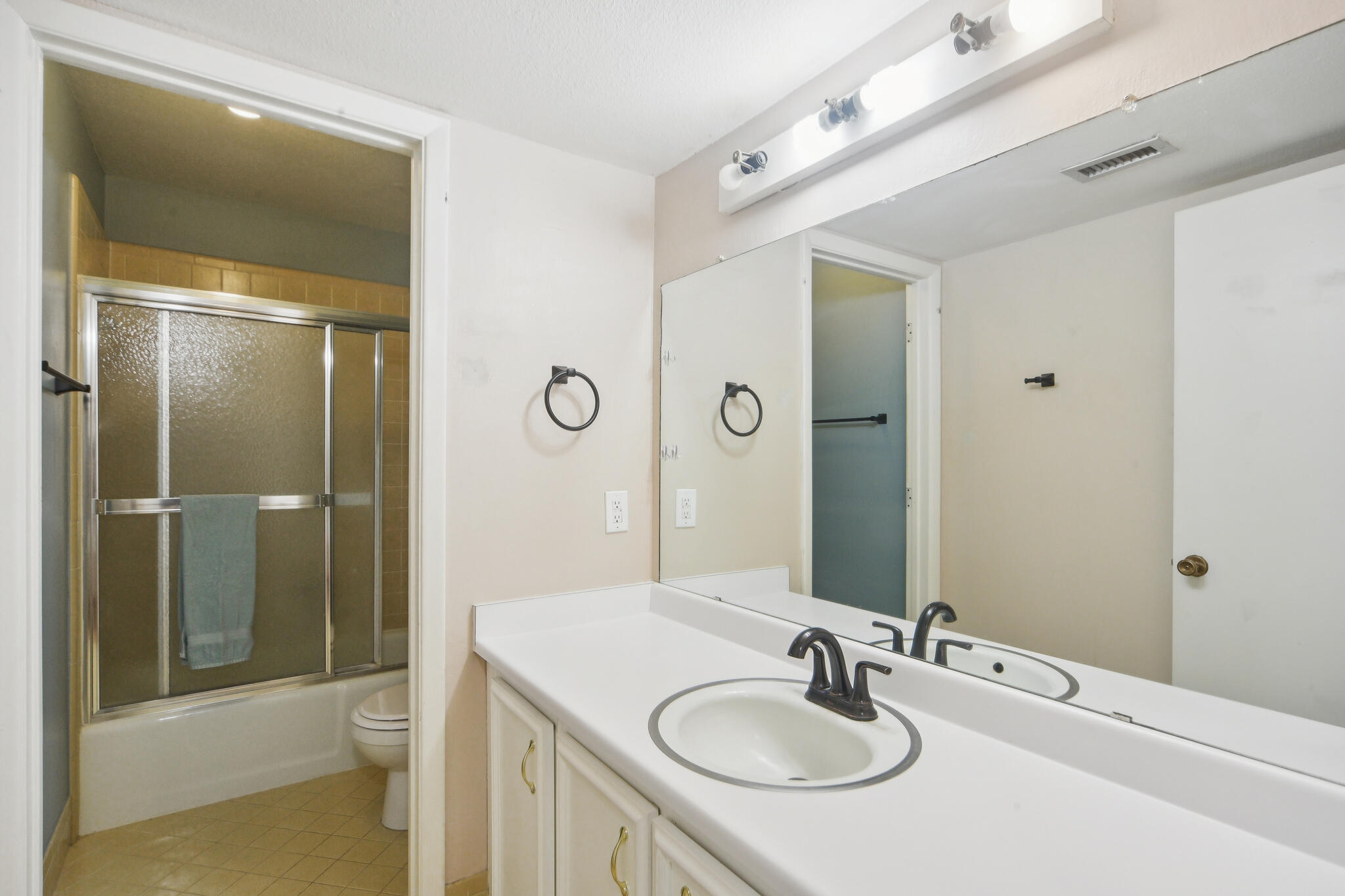 901 COUNTRY CLUB Drive SE E