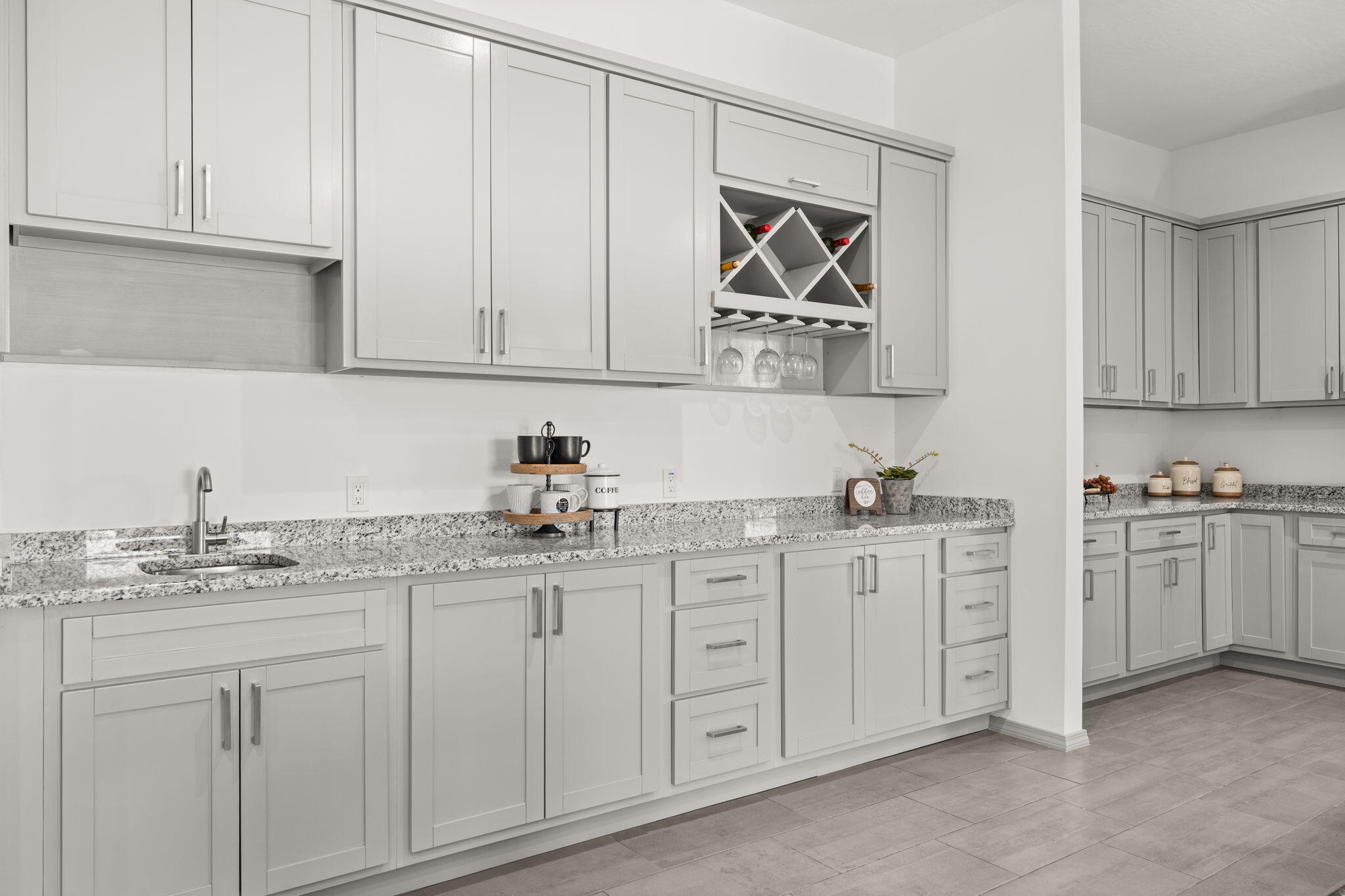 2006 SUTTLE Court NE