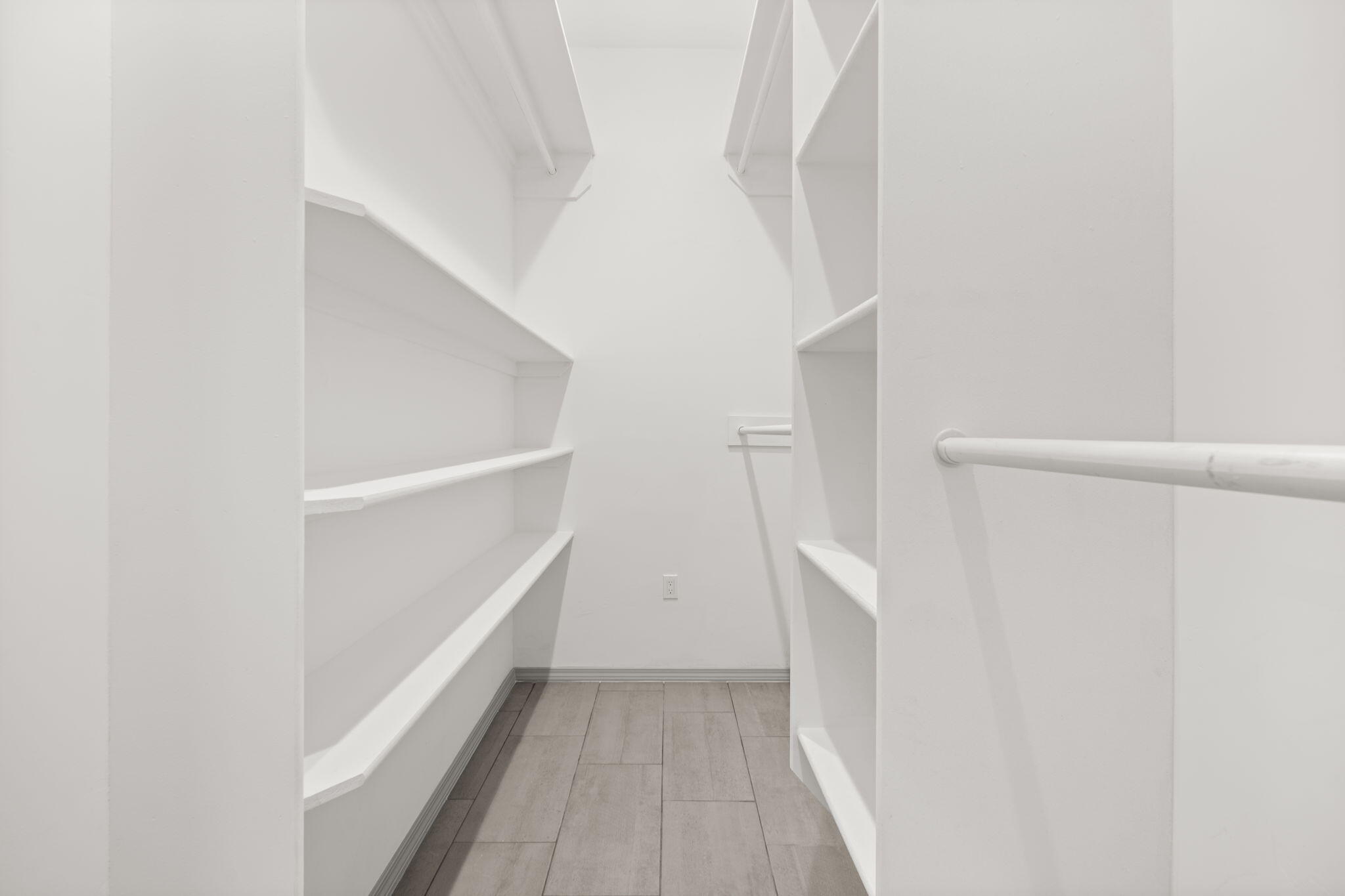 2006 SUTTLE Court NE