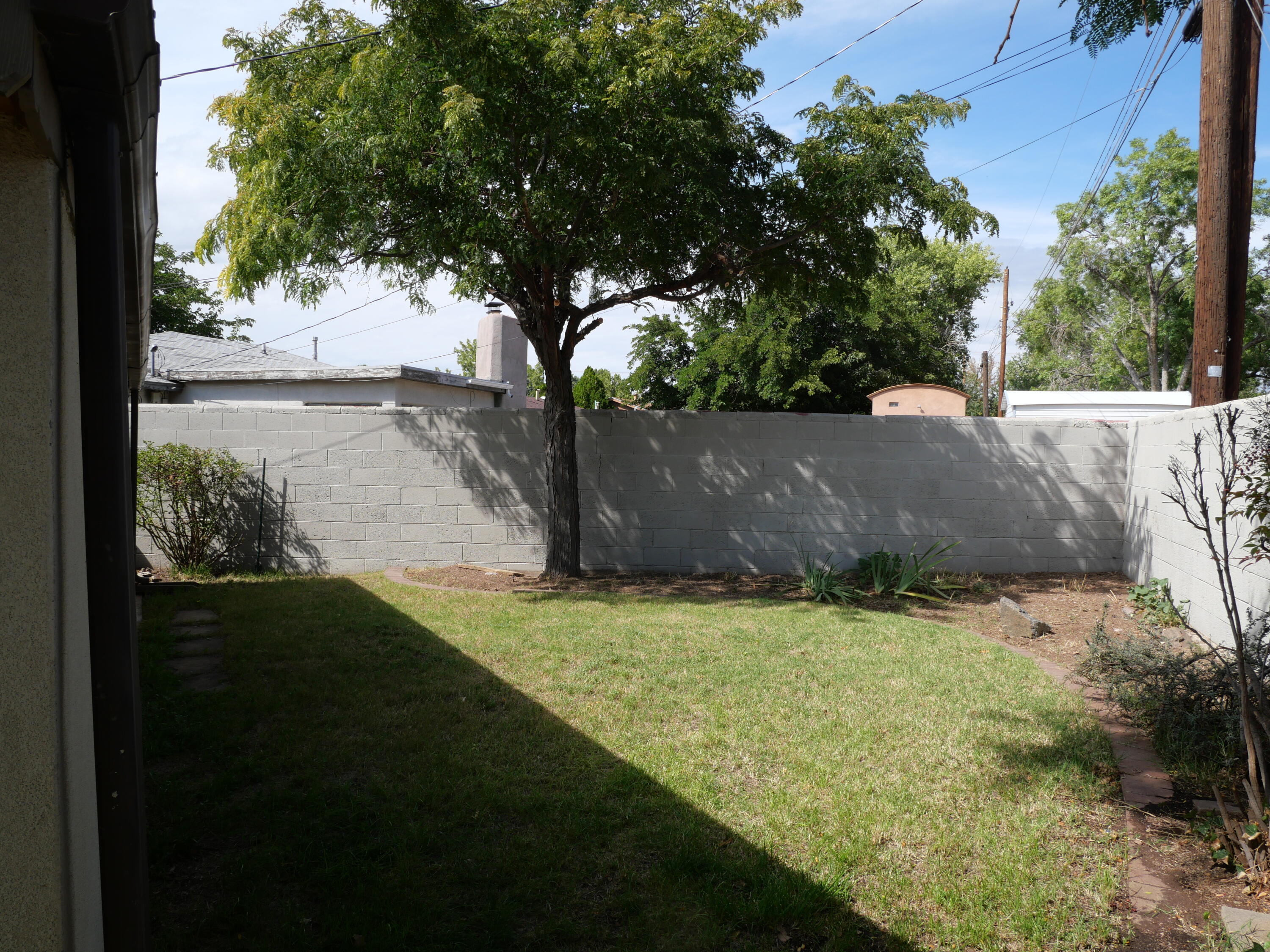 1902 INEZ Drive NE