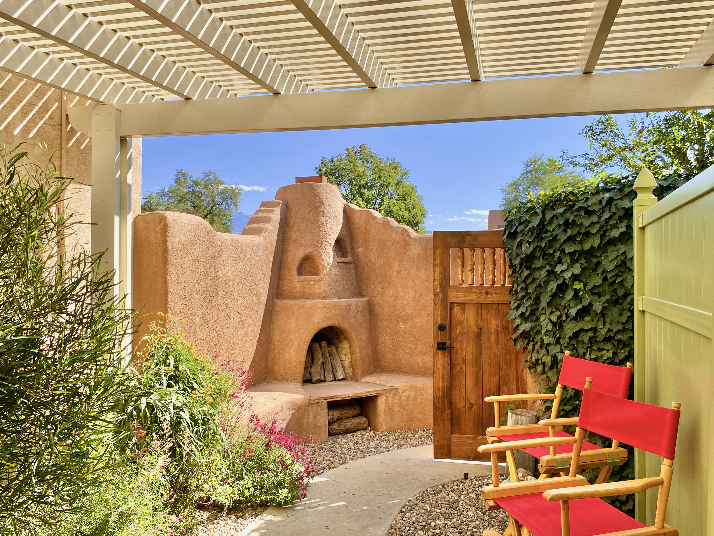 6611 LAS CASITAS Court NW