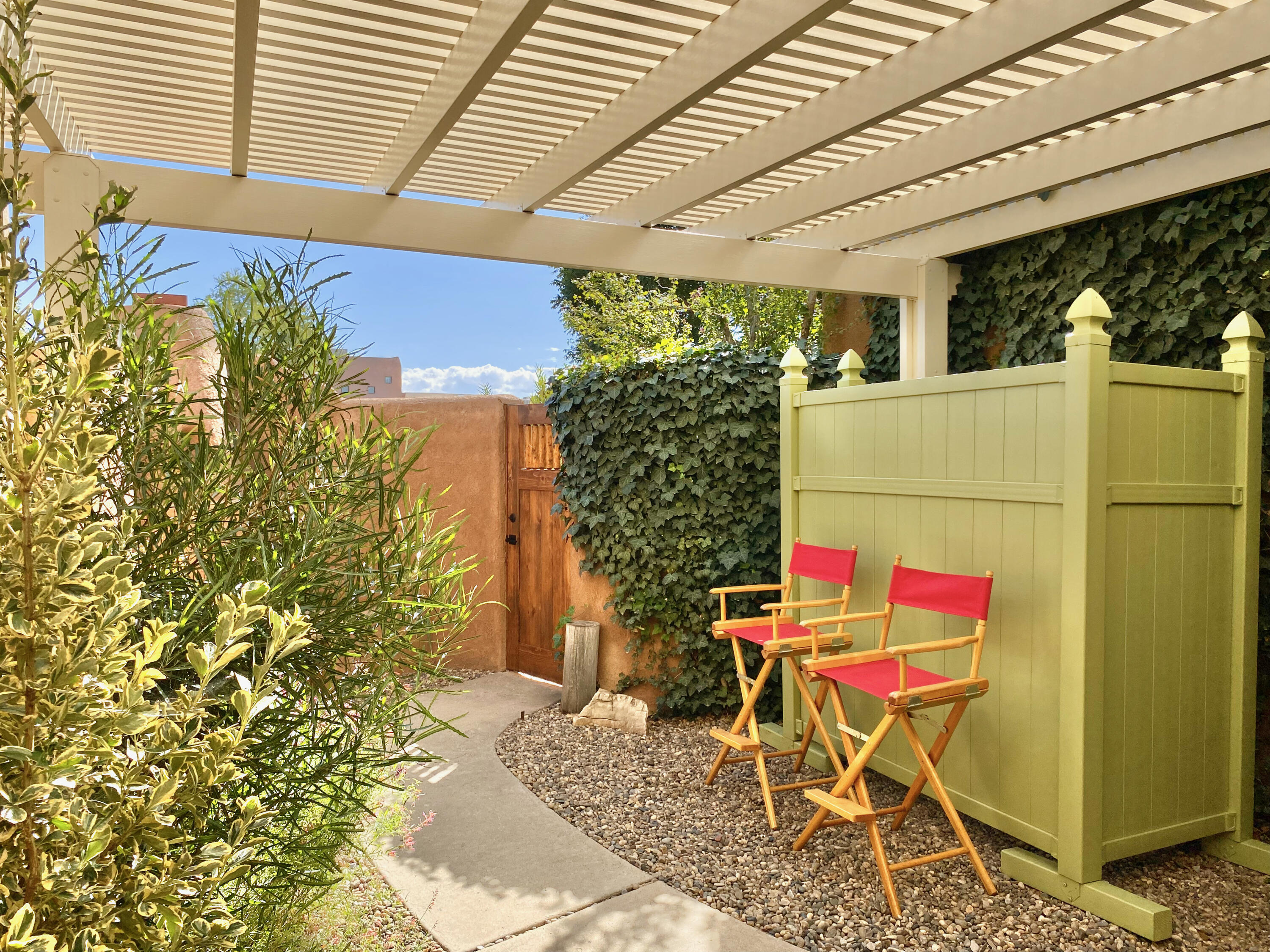 6611 LAS CASITAS Court NW