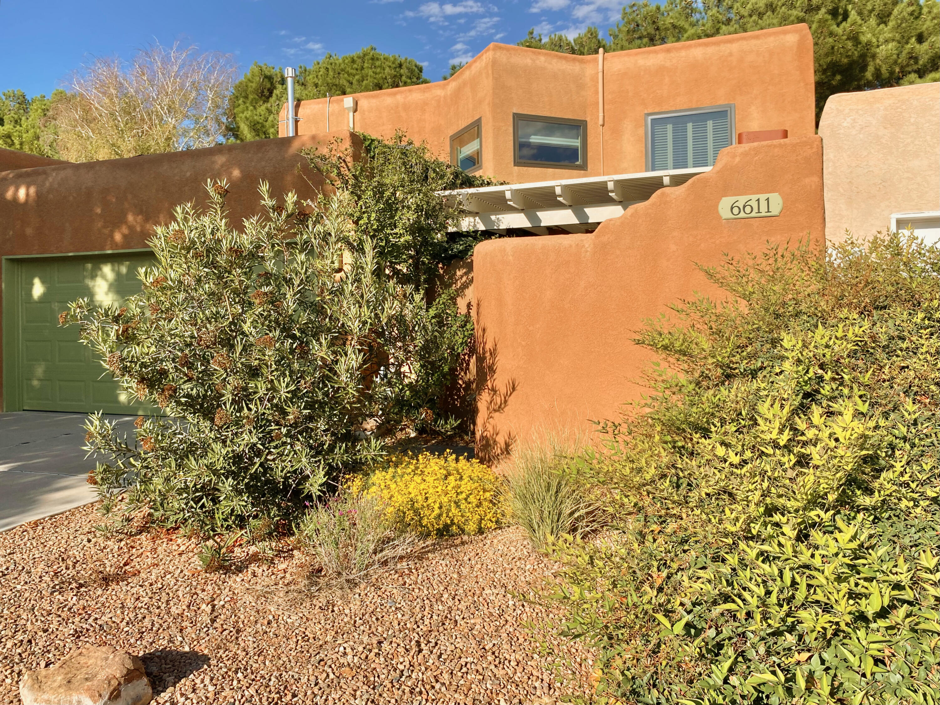 6611 LAS CASITAS Court NW