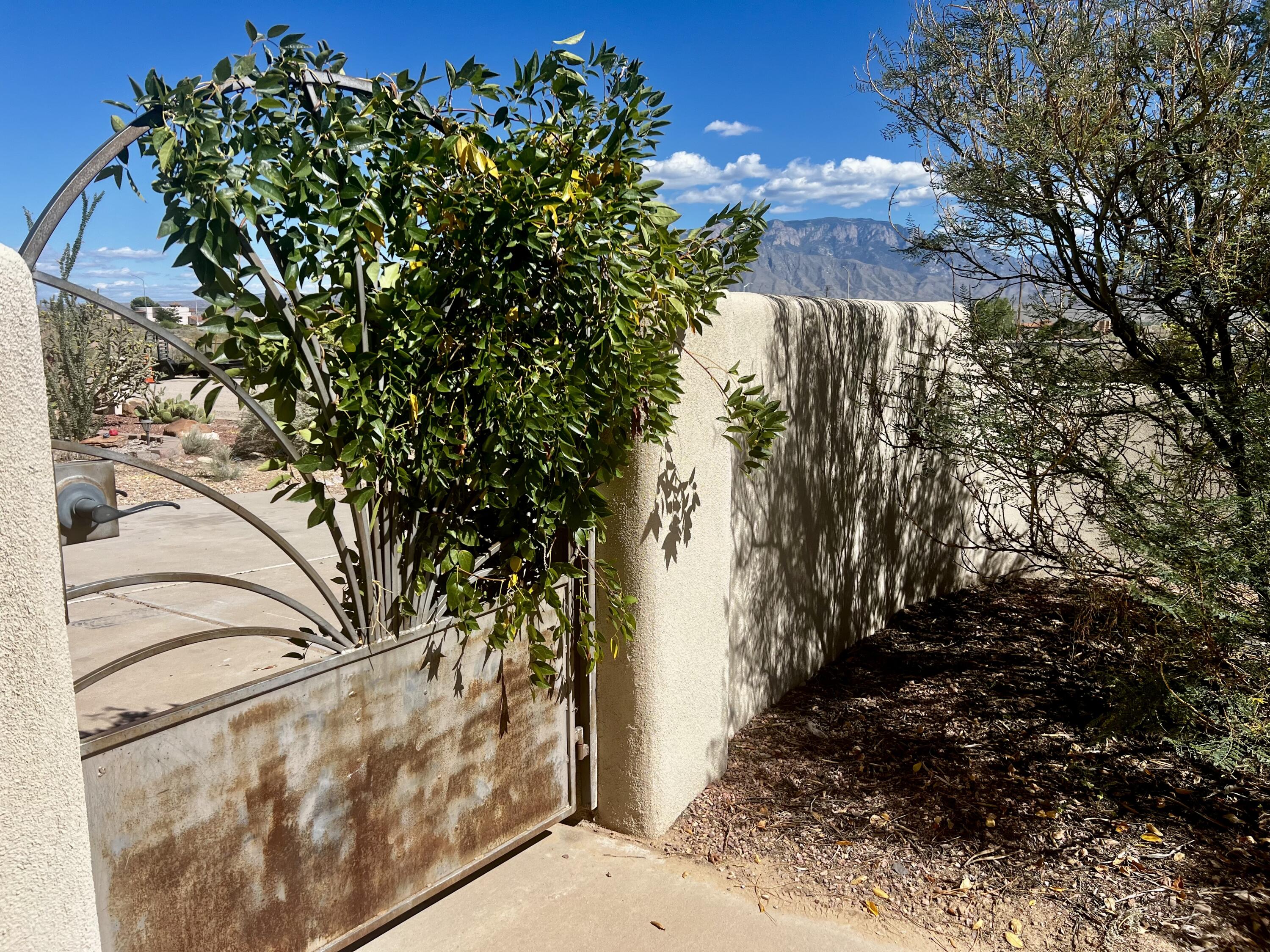 525 MONTERREY Road NE