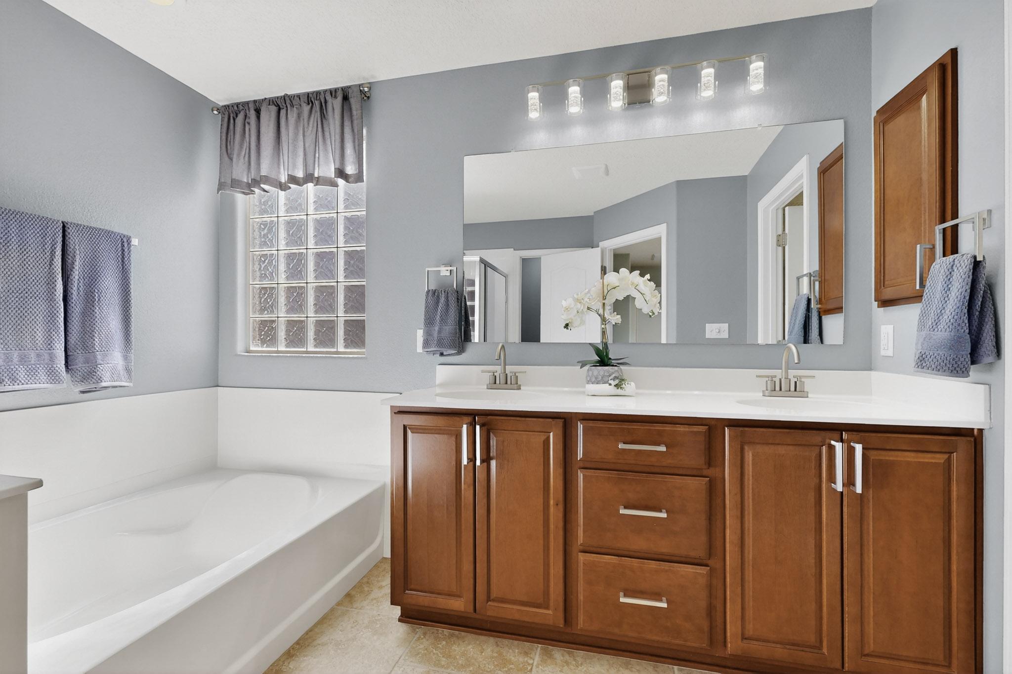 5719 BOURKE-WHITE Drive SE