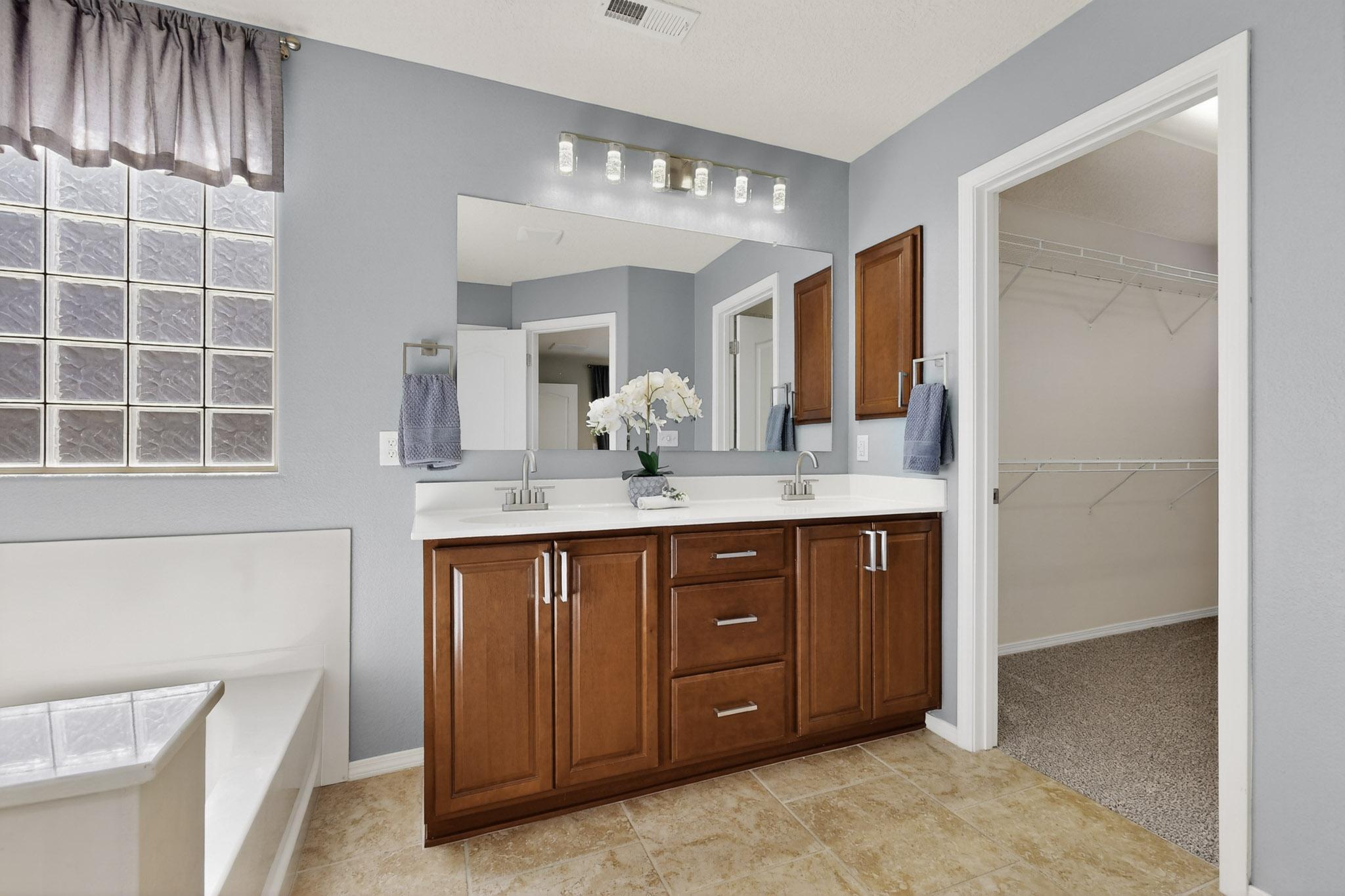 5719 BOURKE-WHITE Drive SE