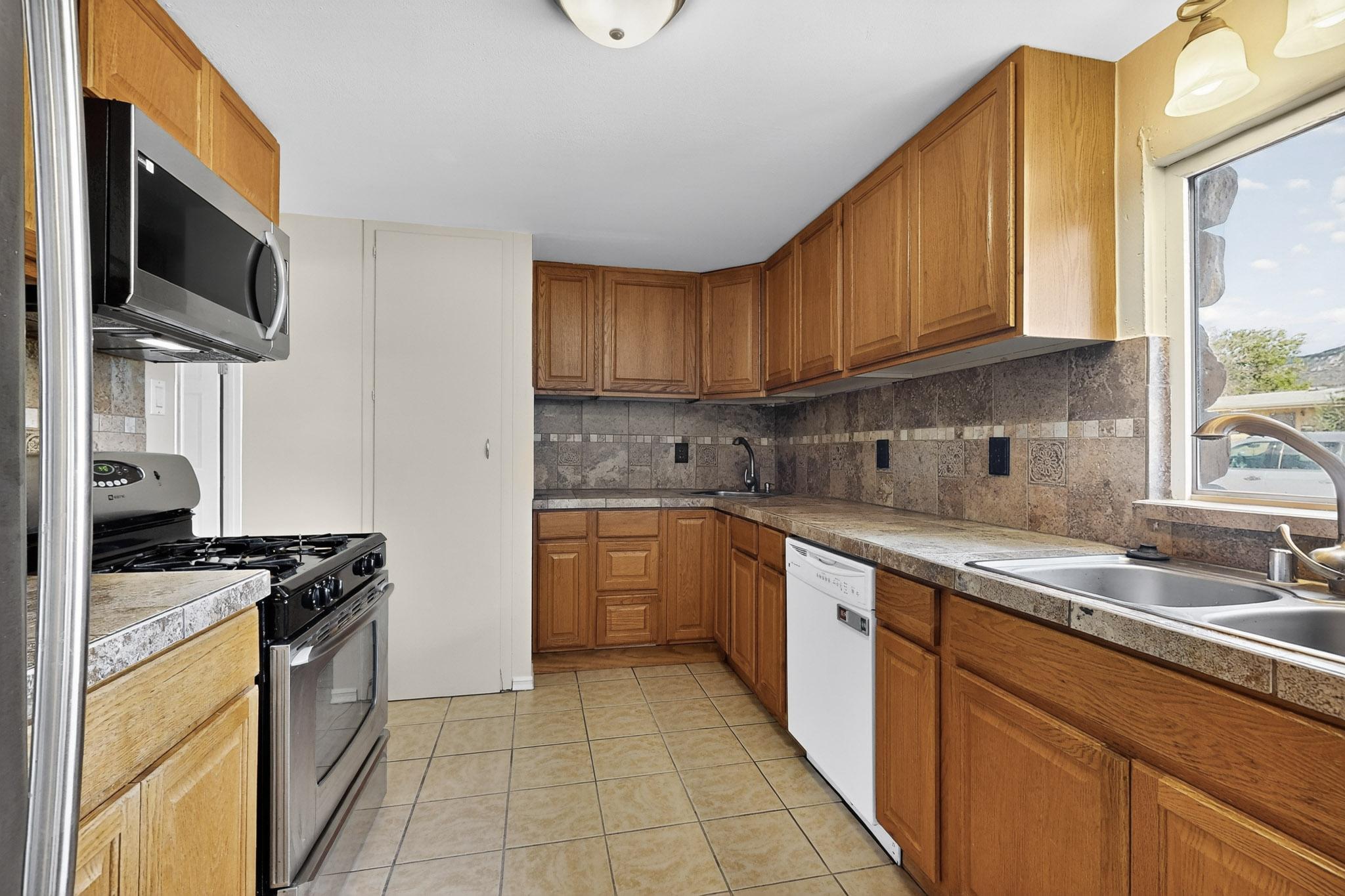 1011 CLAUDINE Street NE