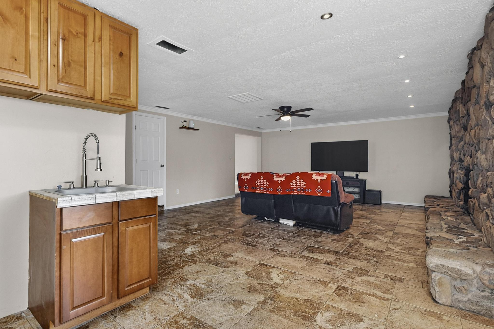 1011 CLAUDINE Street NE