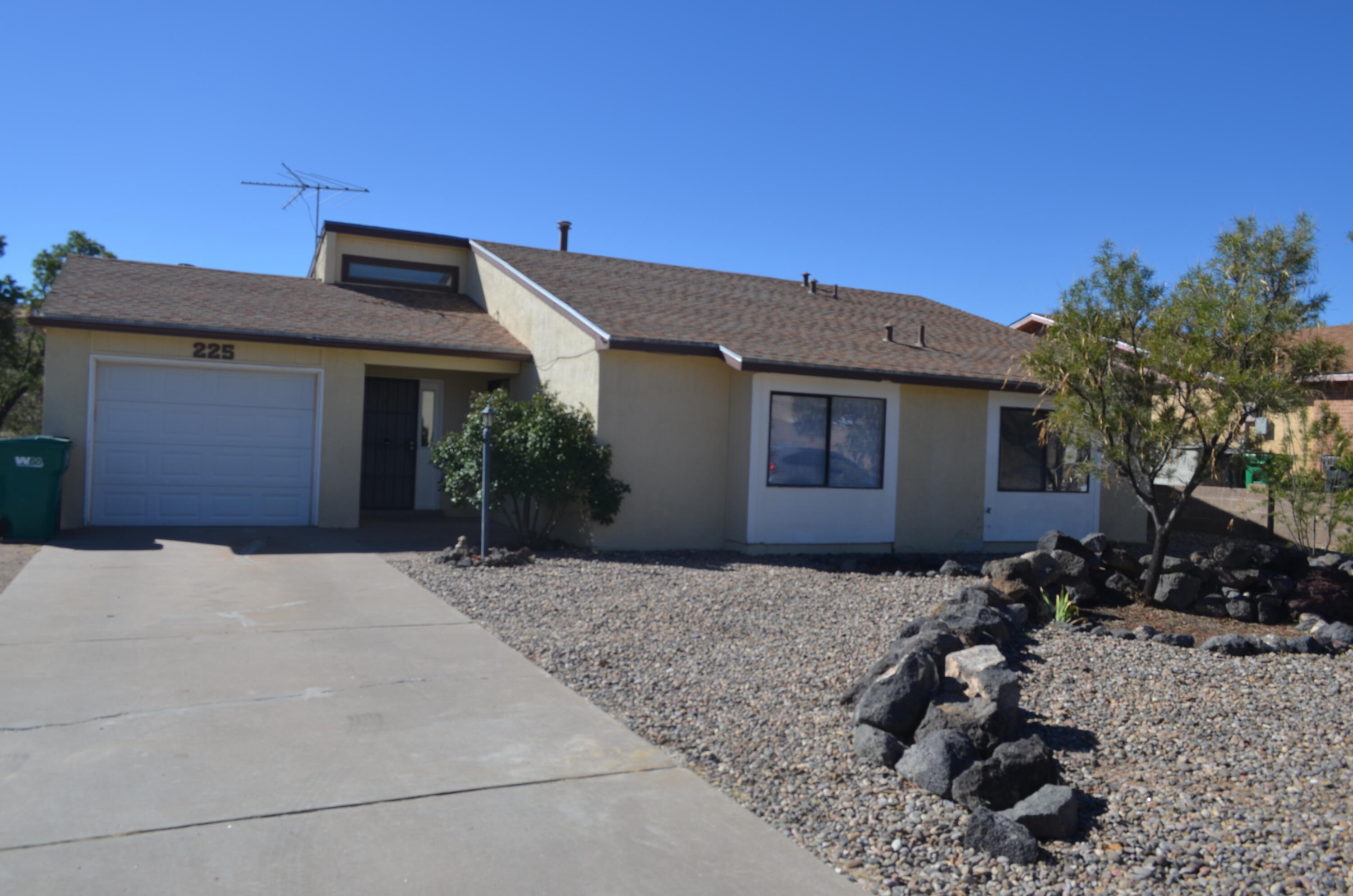 225 PUMICE Loop NE