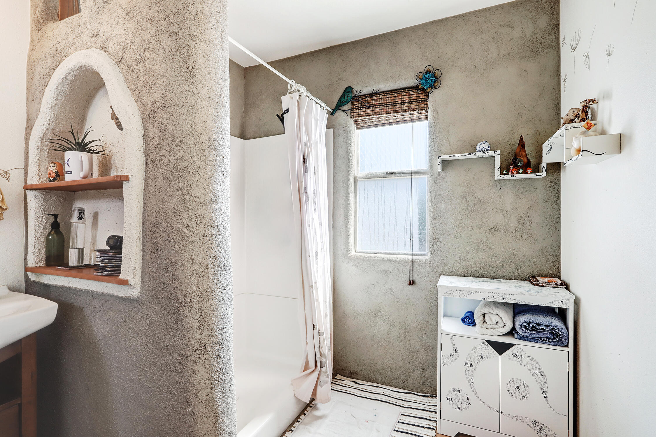 335 ALCAZAR Street NE