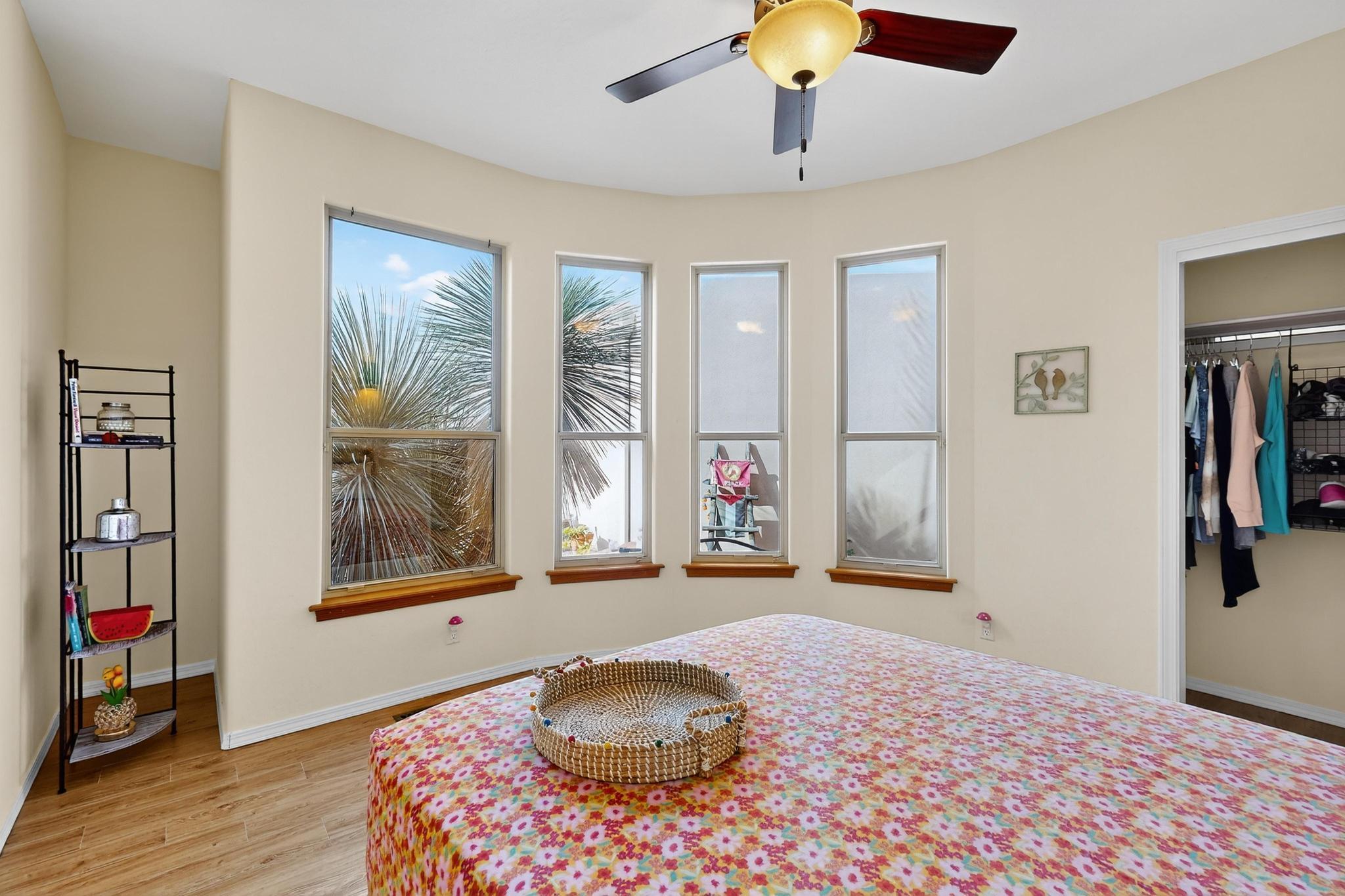 832 ACAPULCO Road NE