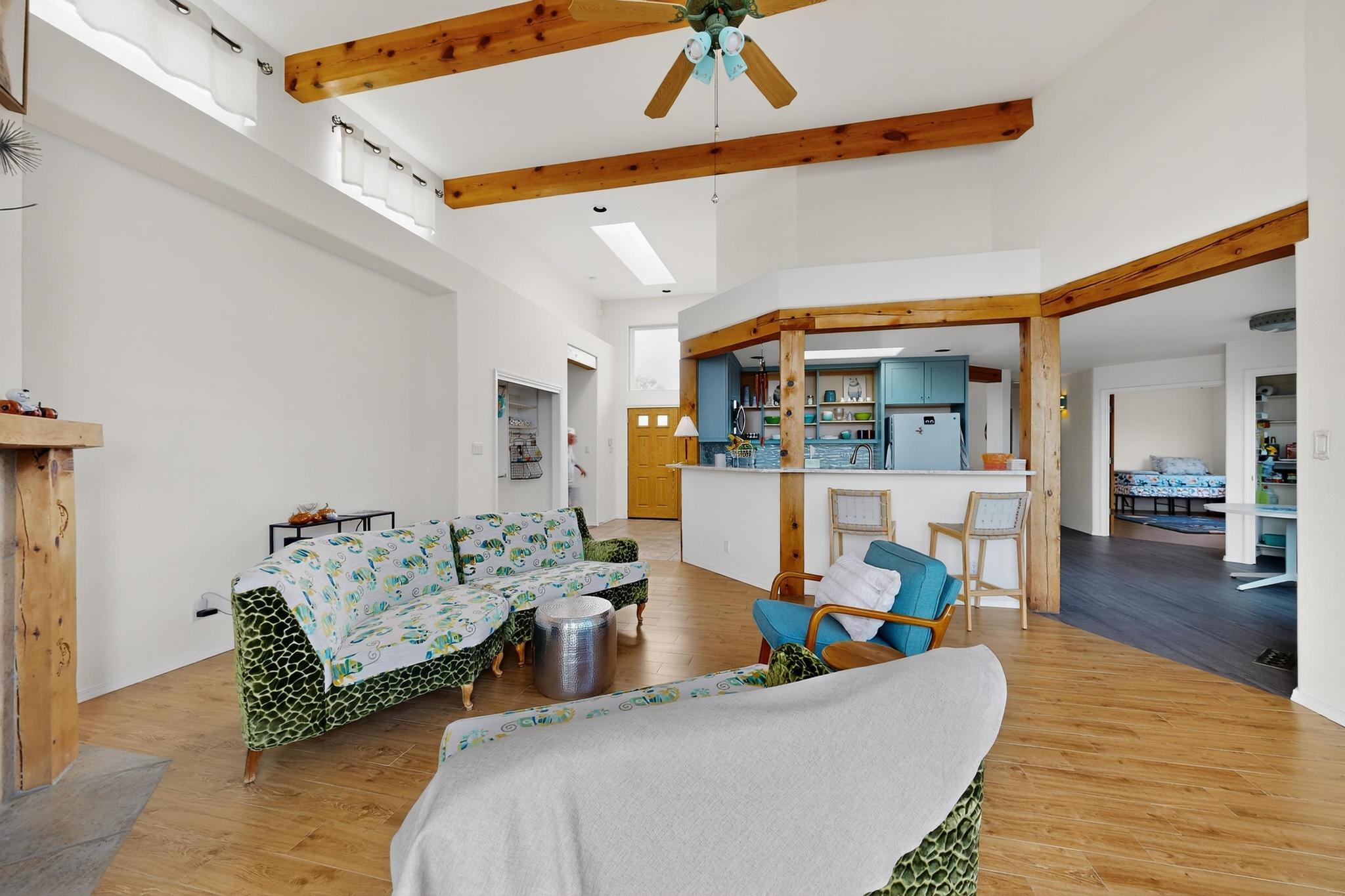 832 ACAPULCO Road NE