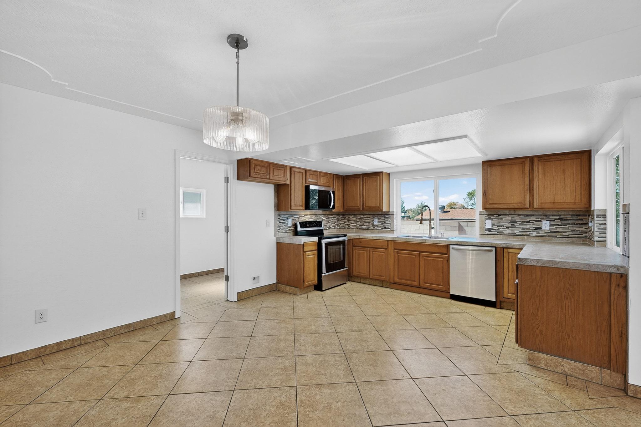 2301 SATURN Place NE