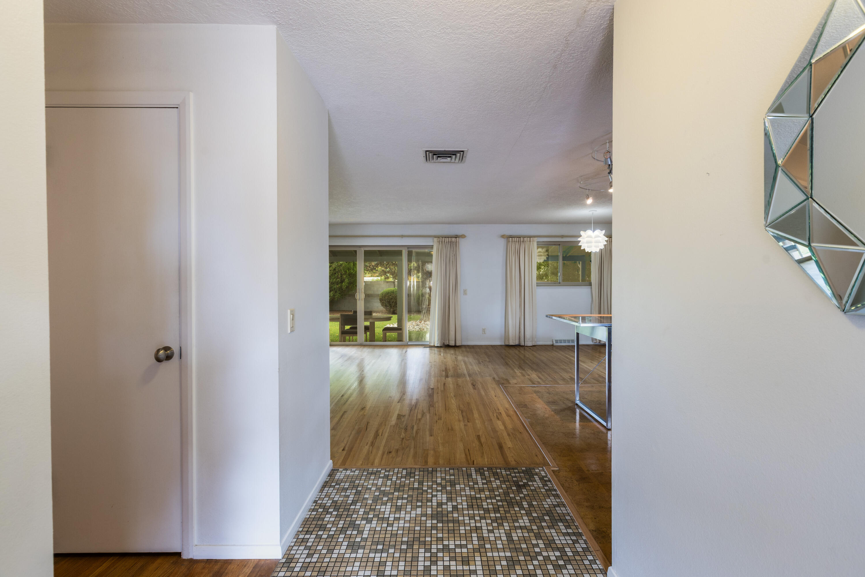 7212 CARRIVEAU Avenue NE