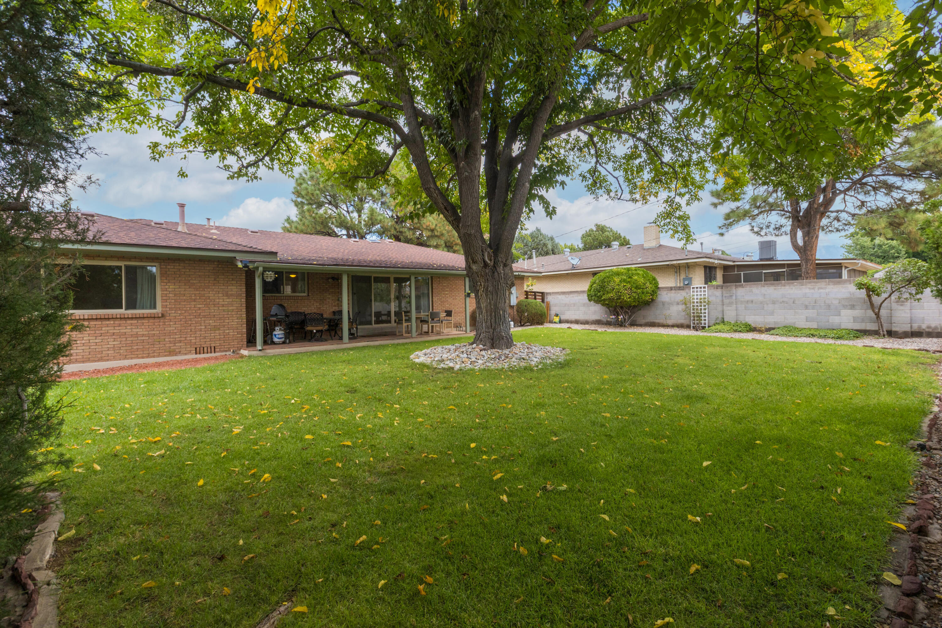 7212 CARRIVEAU Avenue NE