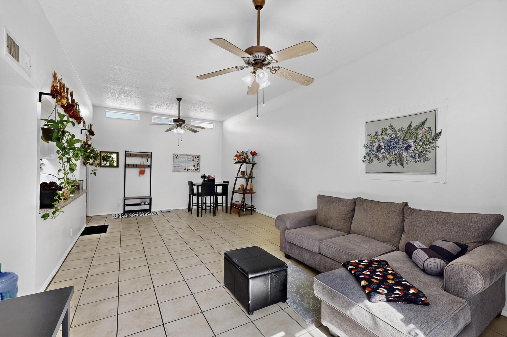 49 Calle San Blas NE