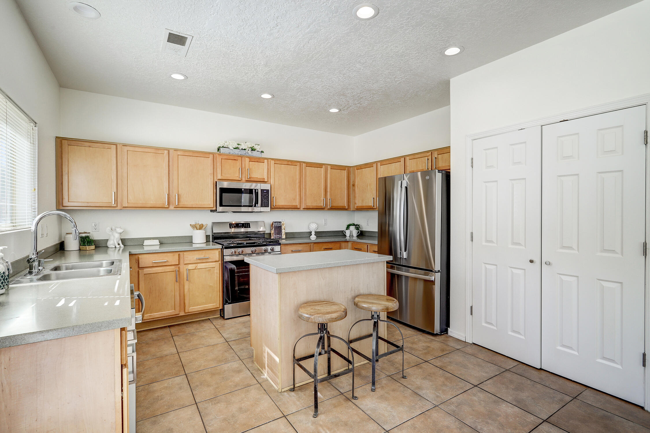 6904 Tree Line Avenue NW