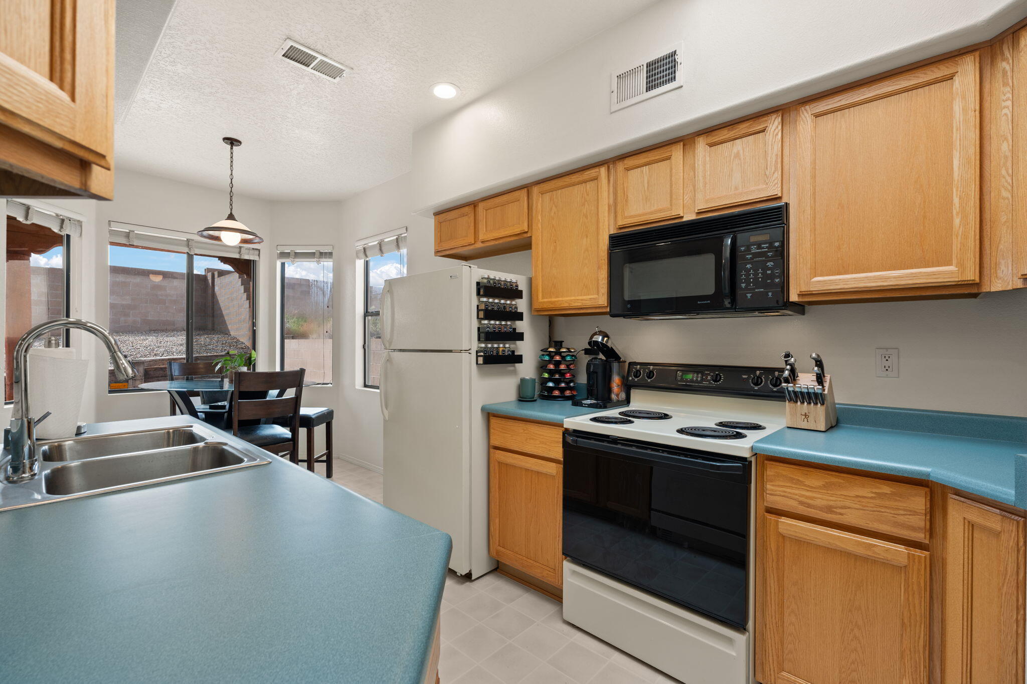 7408 Cerros Place NW