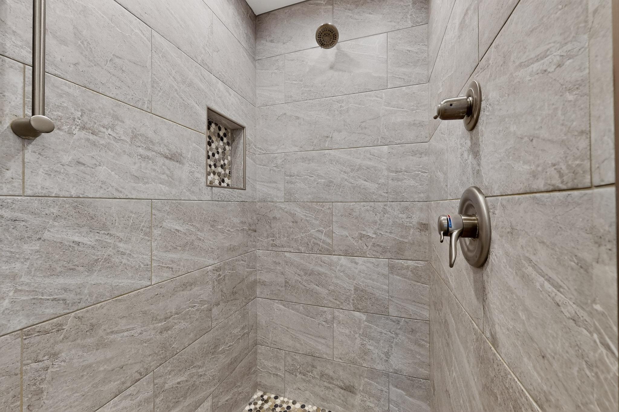 7705 Gladden Avenue NE