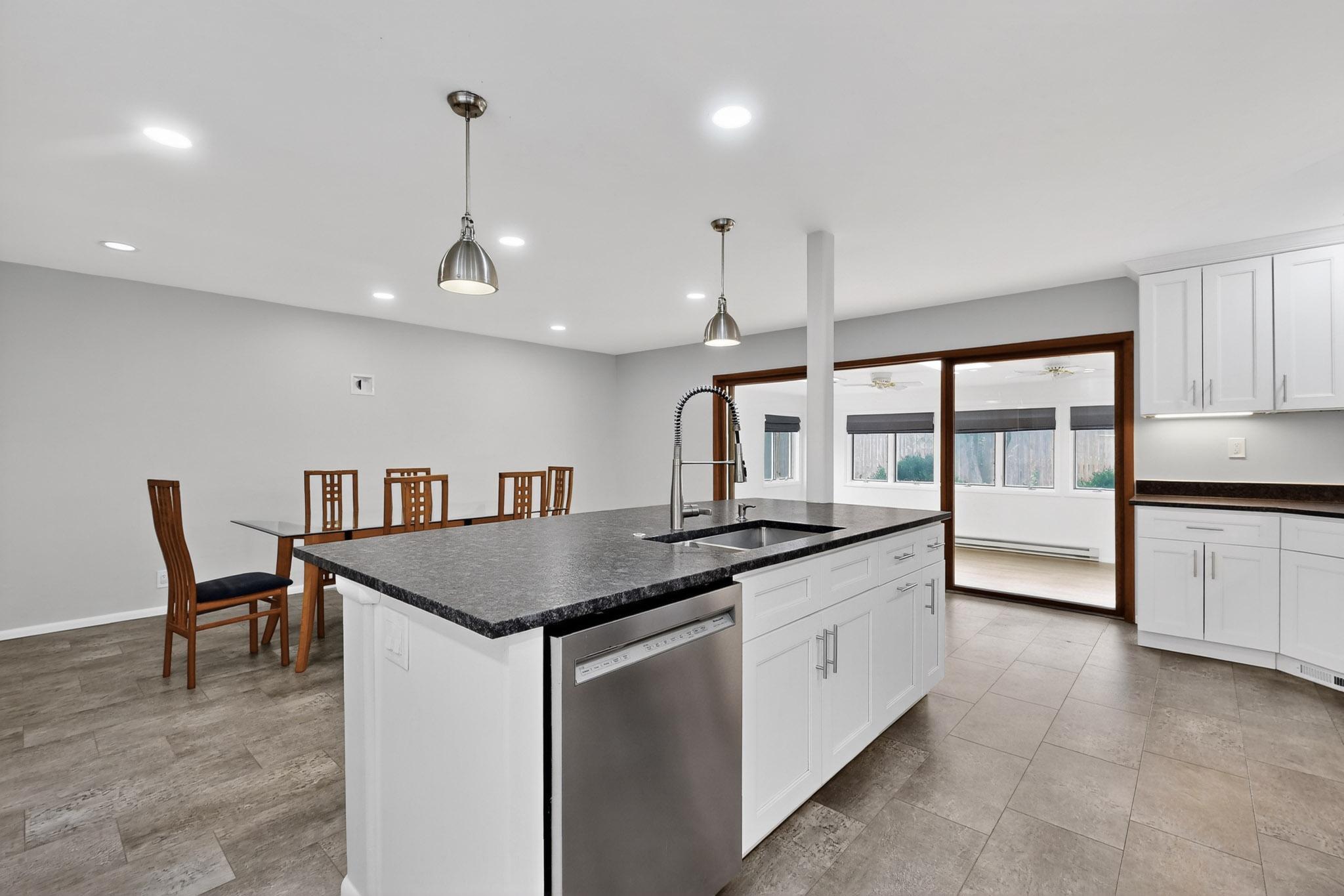 7705 Gladden Avenue NE