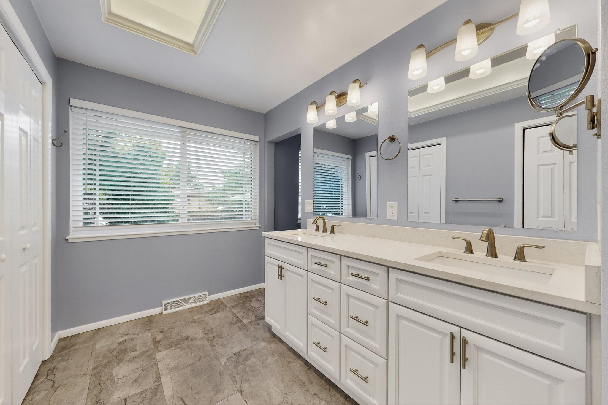 7705 Gladden Avenue NE