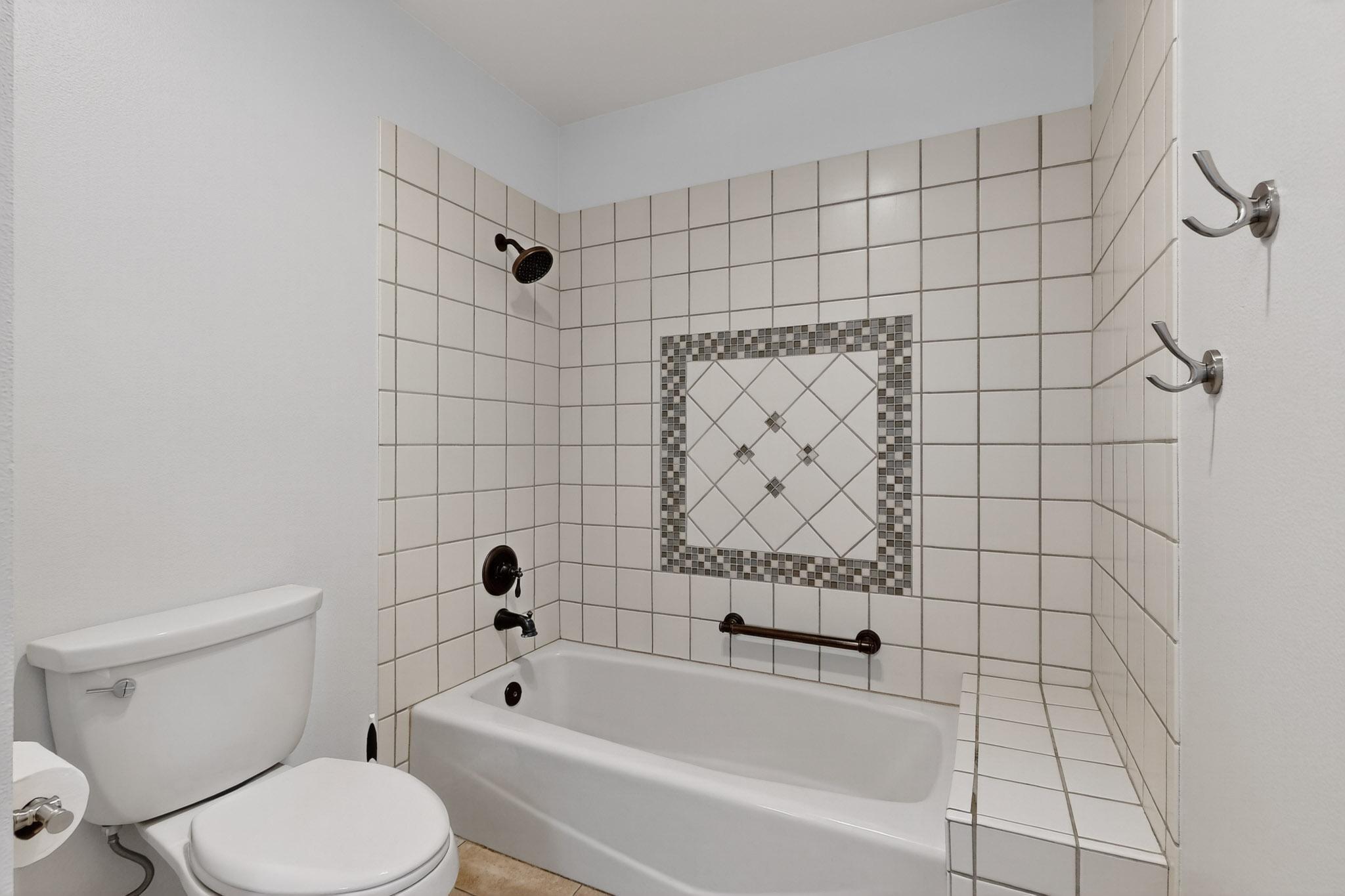 7705 Gladden Avenue NE