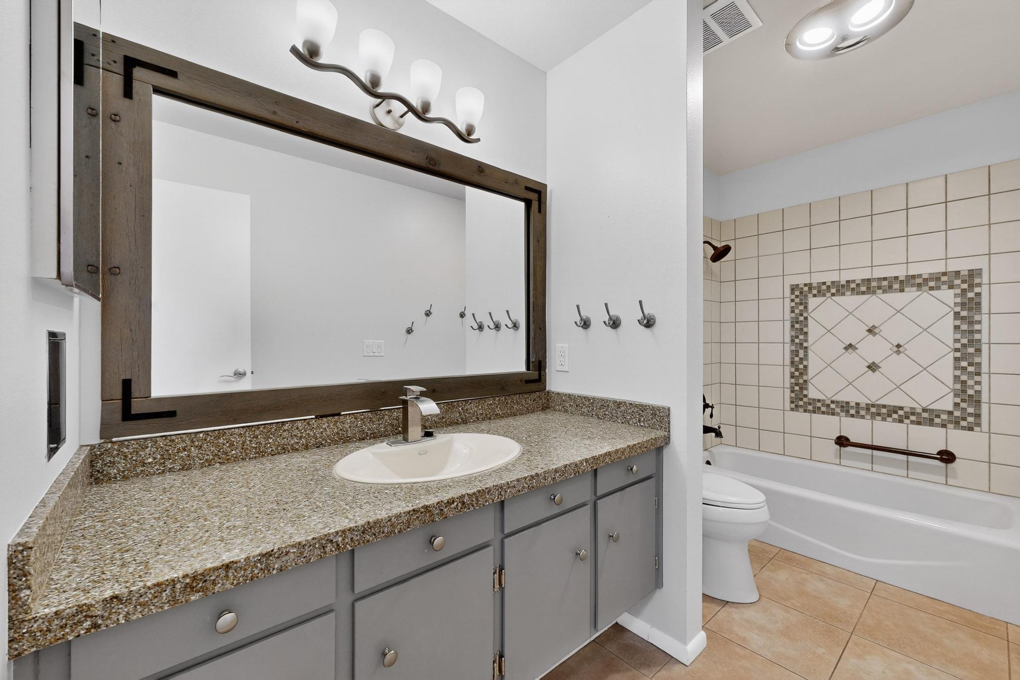 7705 Gladden Avenue NE