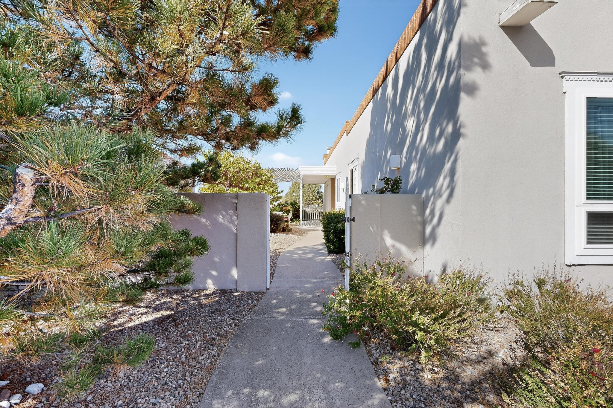 5723 Bosque Vista Drive NE