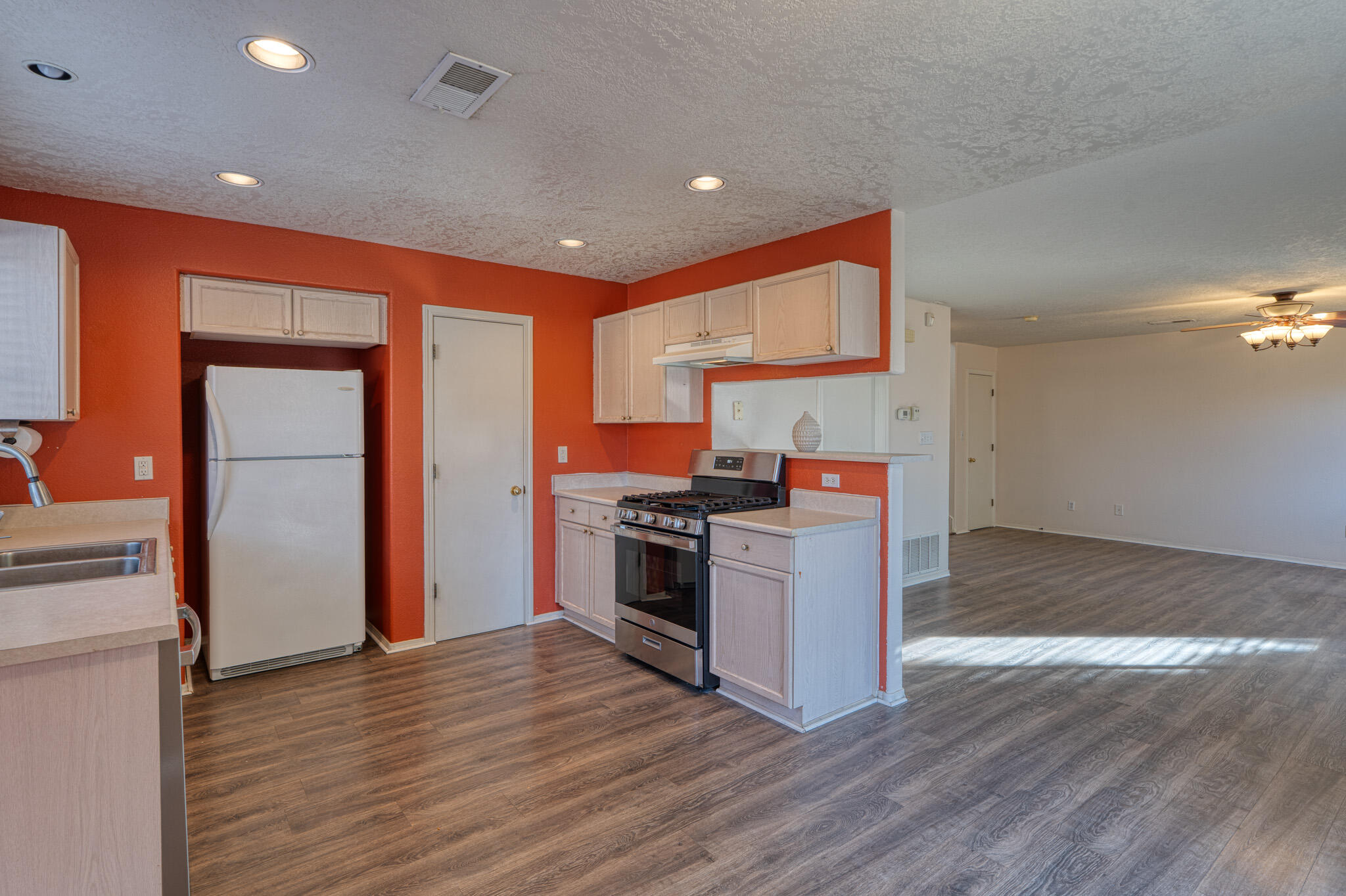 6904 SHALE Avenue NE