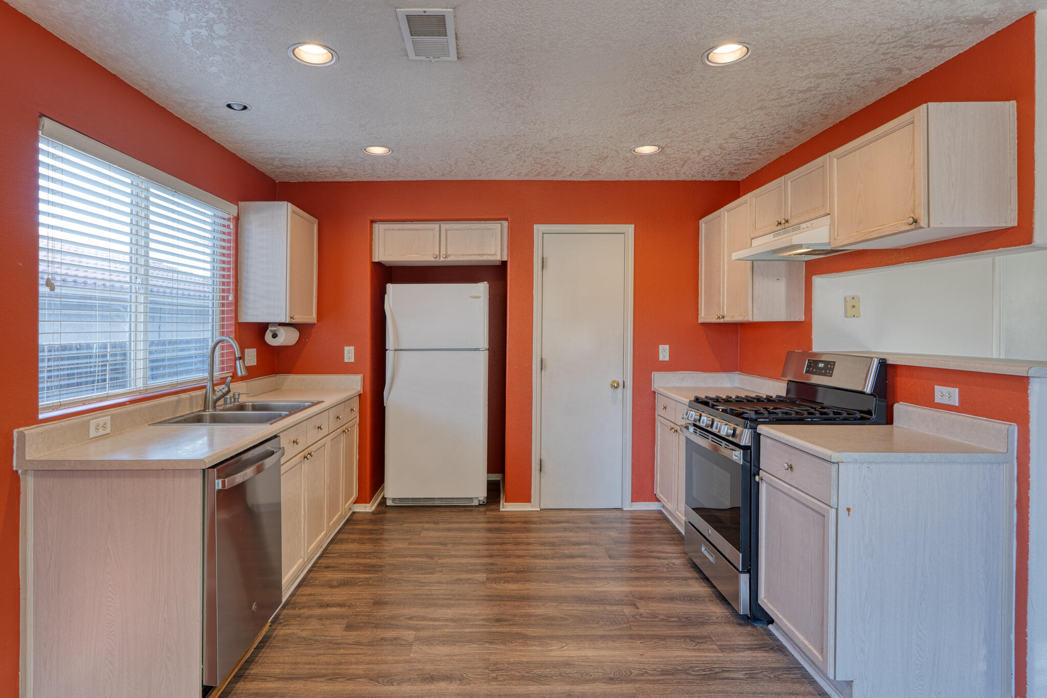 6904 SHALE Avenue NE